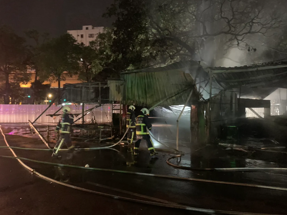 台中市東區新民街上的傳統市場7日晚間發生火警。（翻攝照片）
