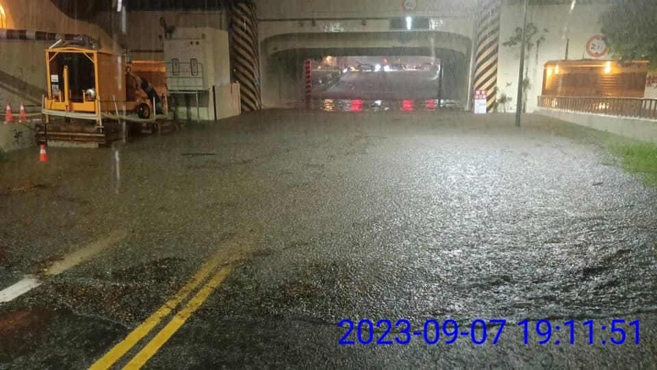 台南市北區小東路地下道7日晚間淹水，警方目前已暫時封閉地下道。（翻攝自台南市政府警察局臉書）