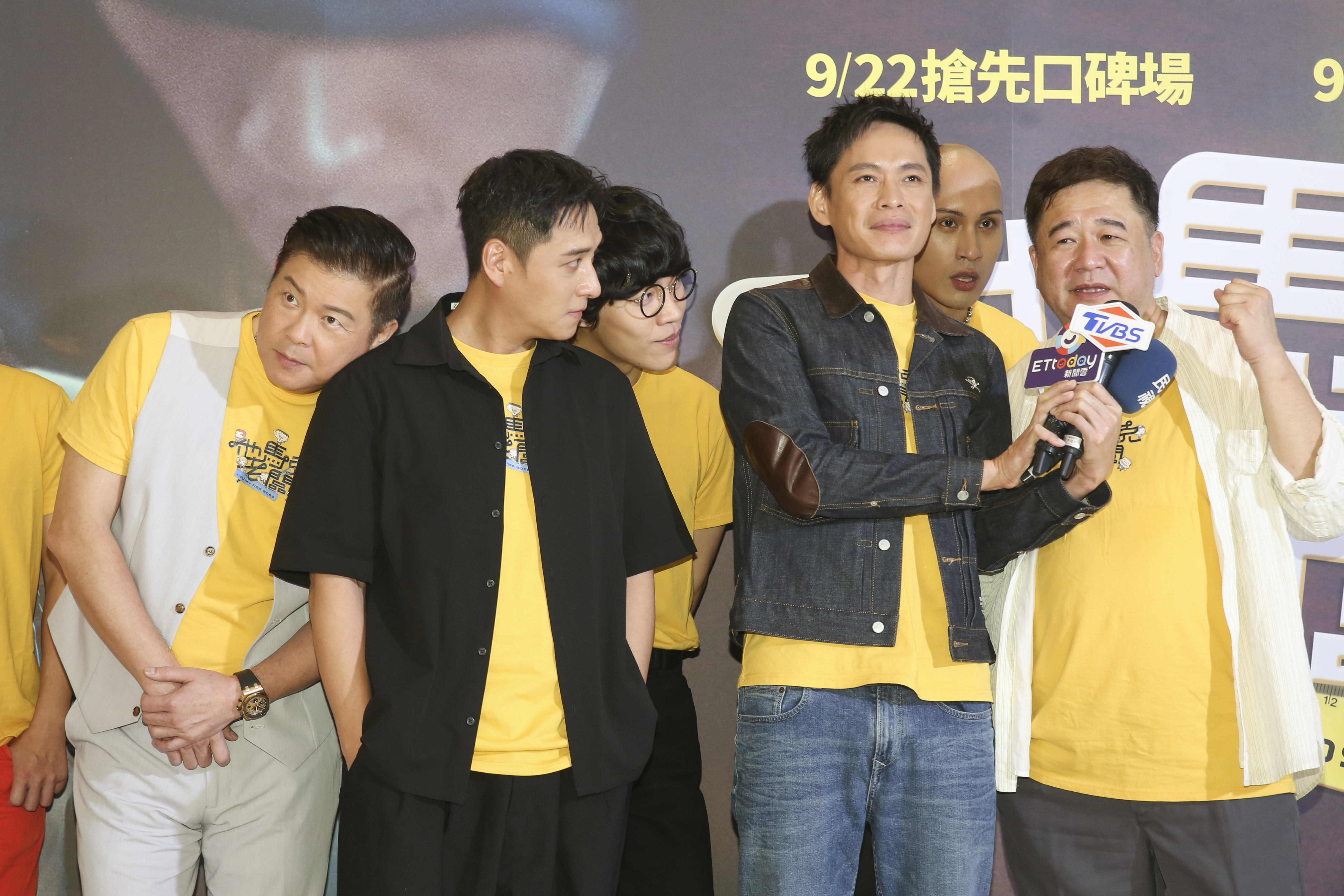 戲裡鄭人碩（左）被黃鐙輝（右）「口爆」血漿，當場笑場，還硬從對方的身上踩過去，現場也很會製造笑果。