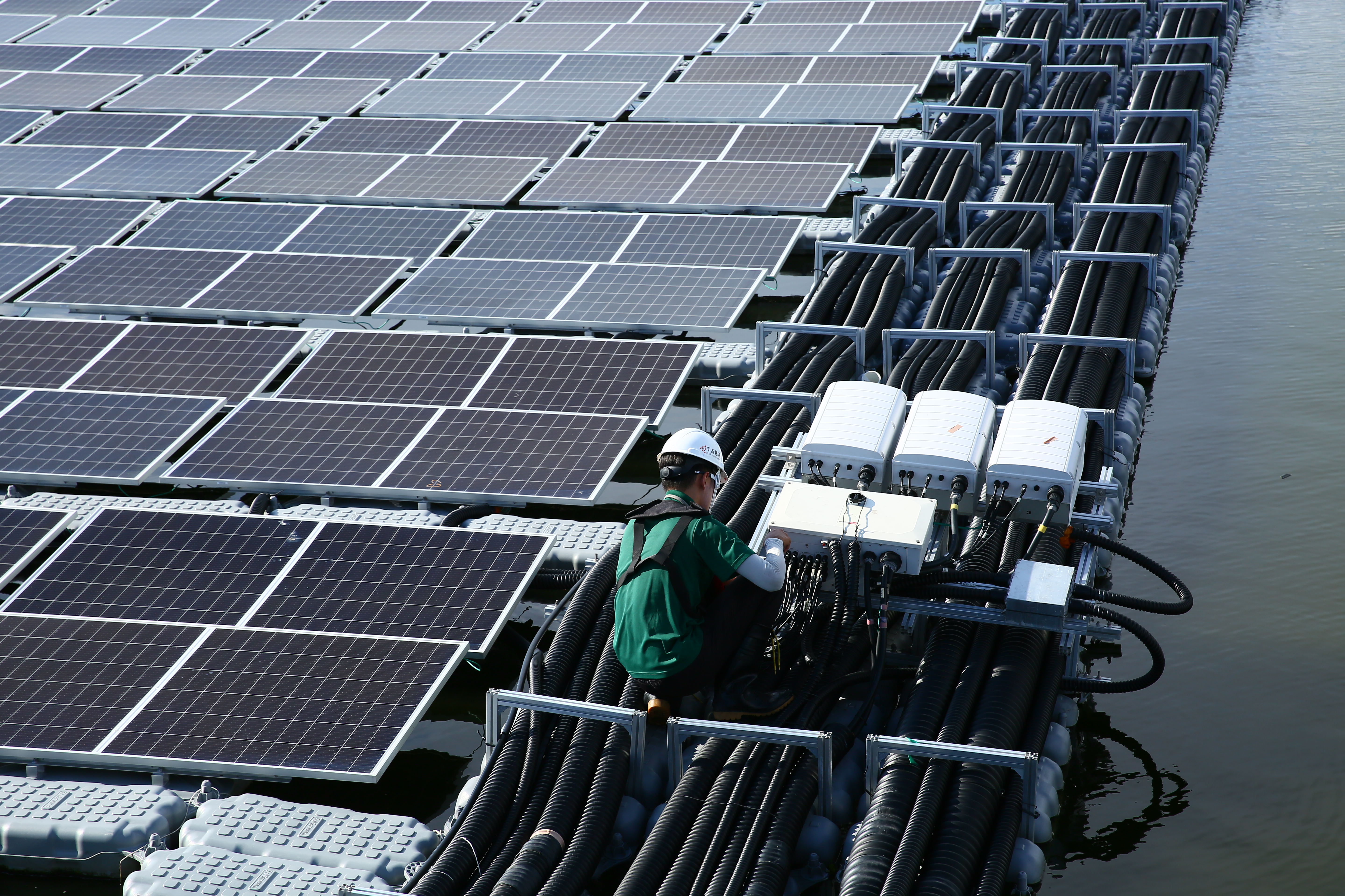 寶晶在不利耕作的地層下陷區首創大規模地面型太陽能光電案場，今年預計完成180MW併網量。