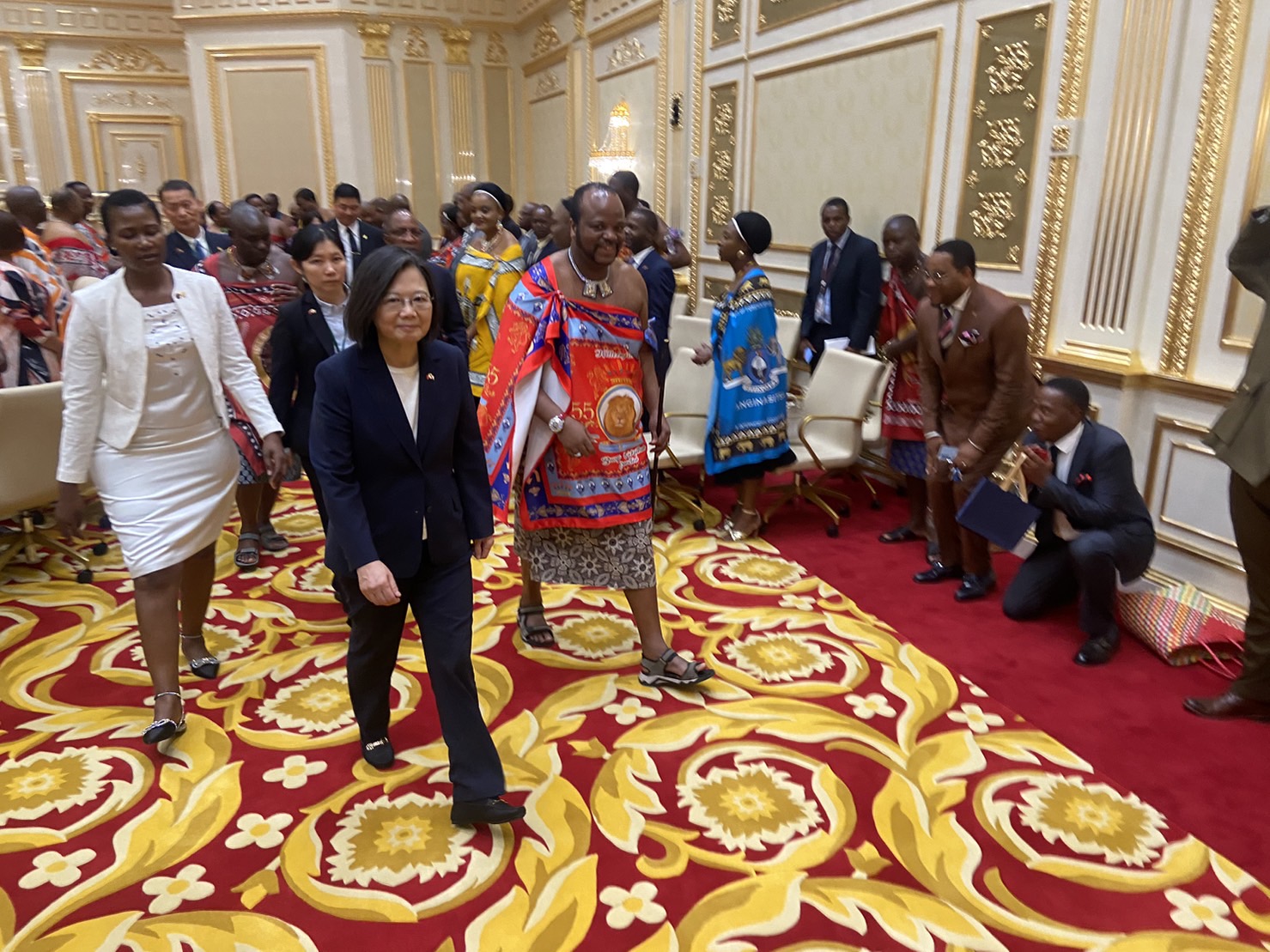 史國為蔡英文派遣一名上尉軍銜的女性榮譽侍衛官（左白衣者）。