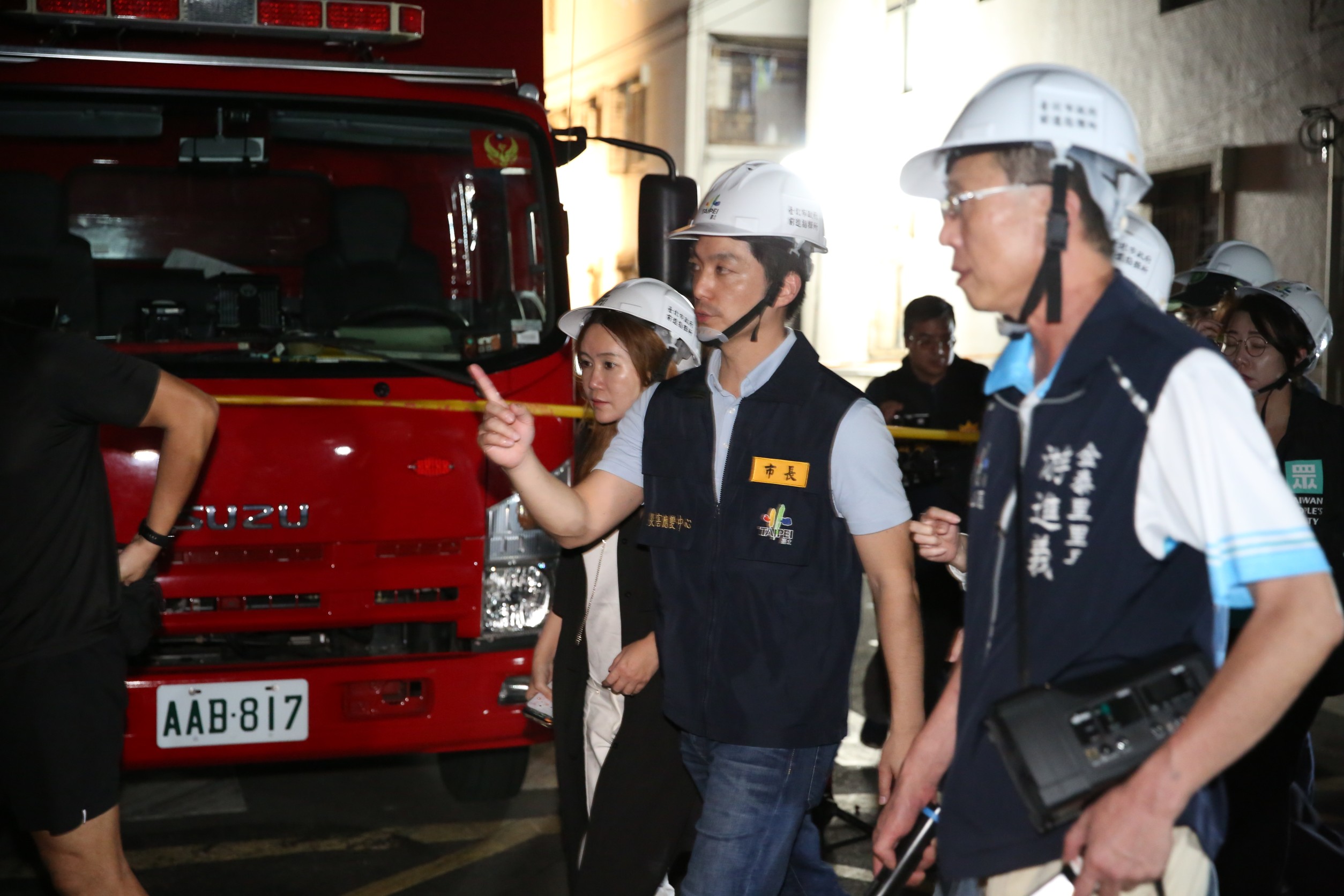 台北市長蔣萬安昨（7）日晚間前往大直街94巷1弄房屋傾斜現場視察。