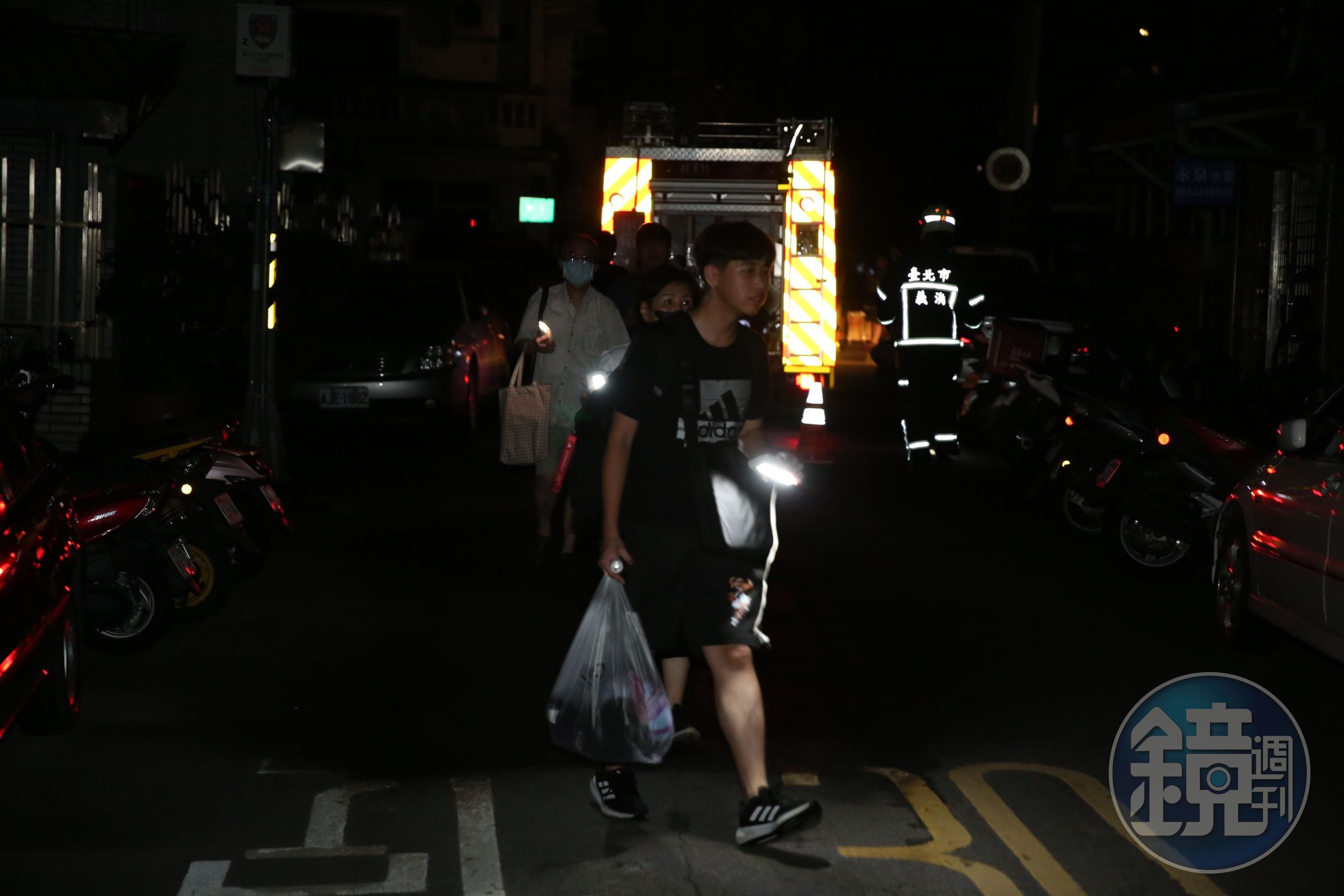 民宅傾斜後，民眾也緊急疏散。