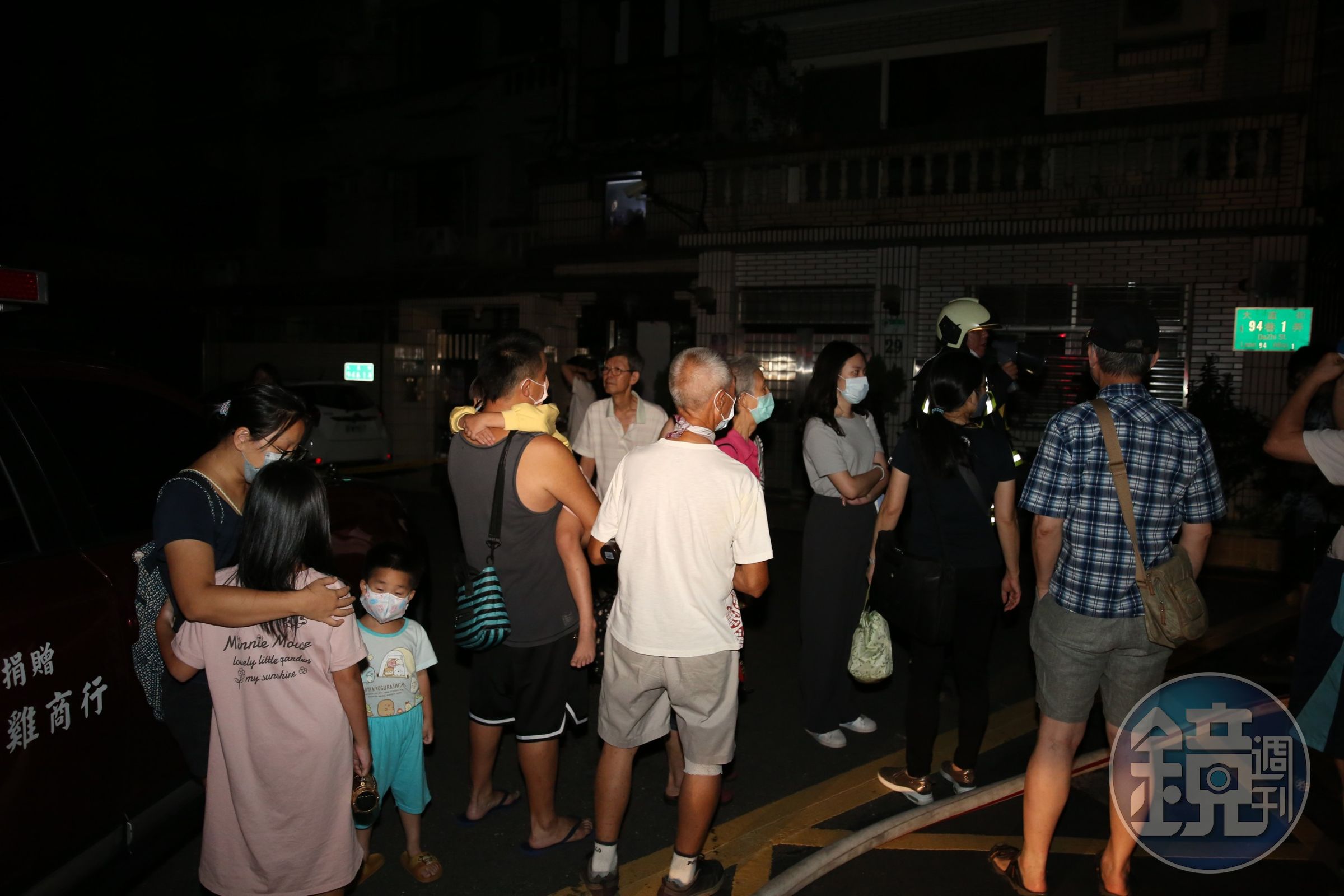 民宅傾斜導致附近住戶緊急出逃，許多人也聚集圍觀。