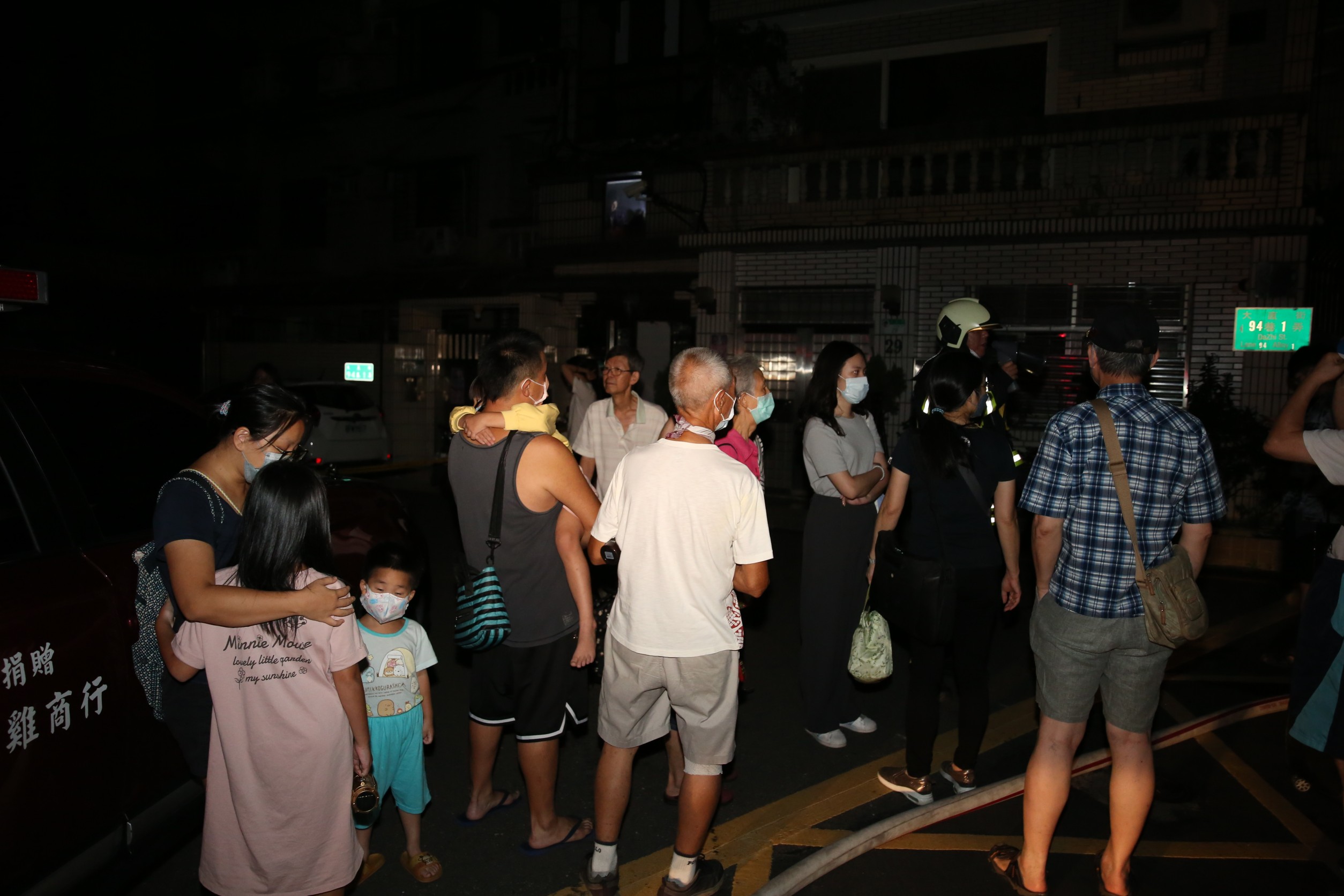 民宅傾斜導致附近住戶緊急出逃，許多人也聚集圍觀。