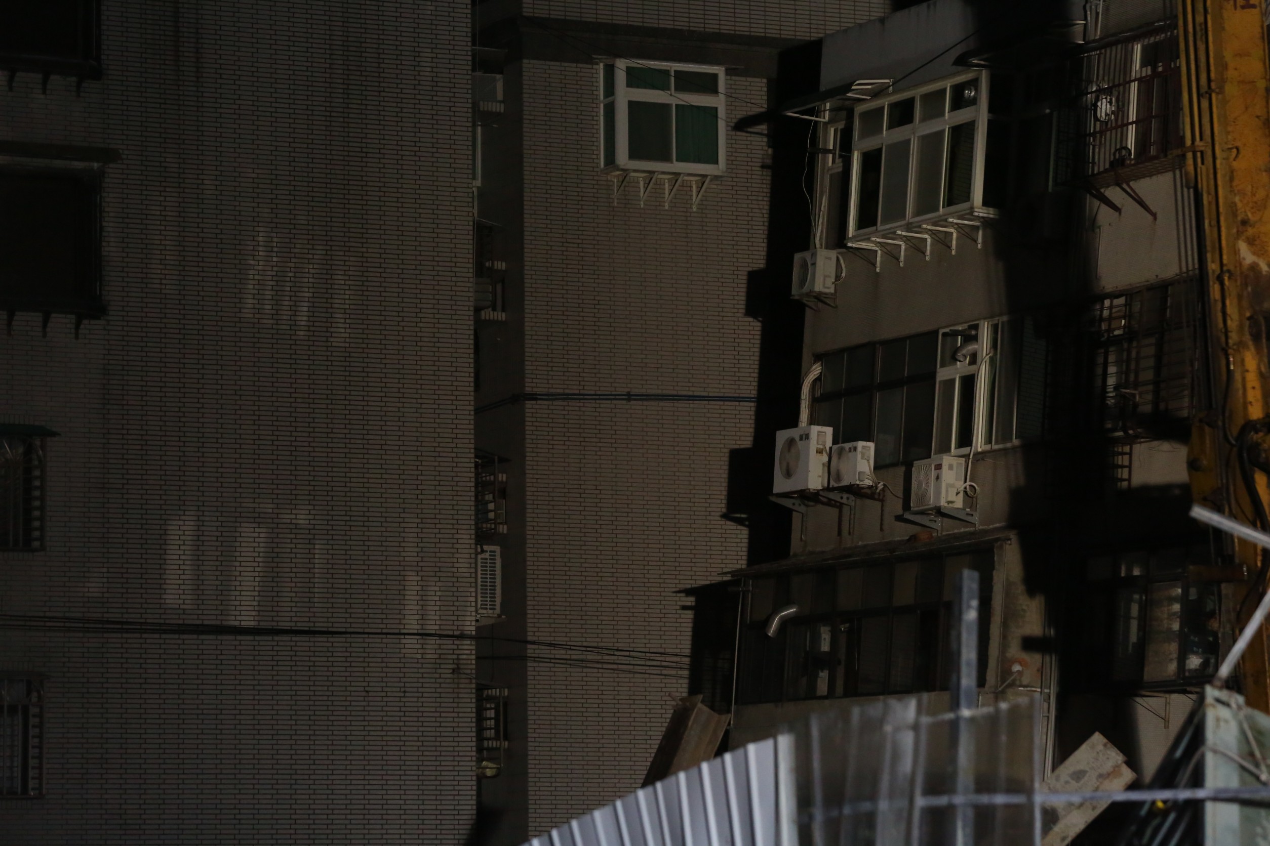 台北市中山區大直街民宅嚴重傾斜。