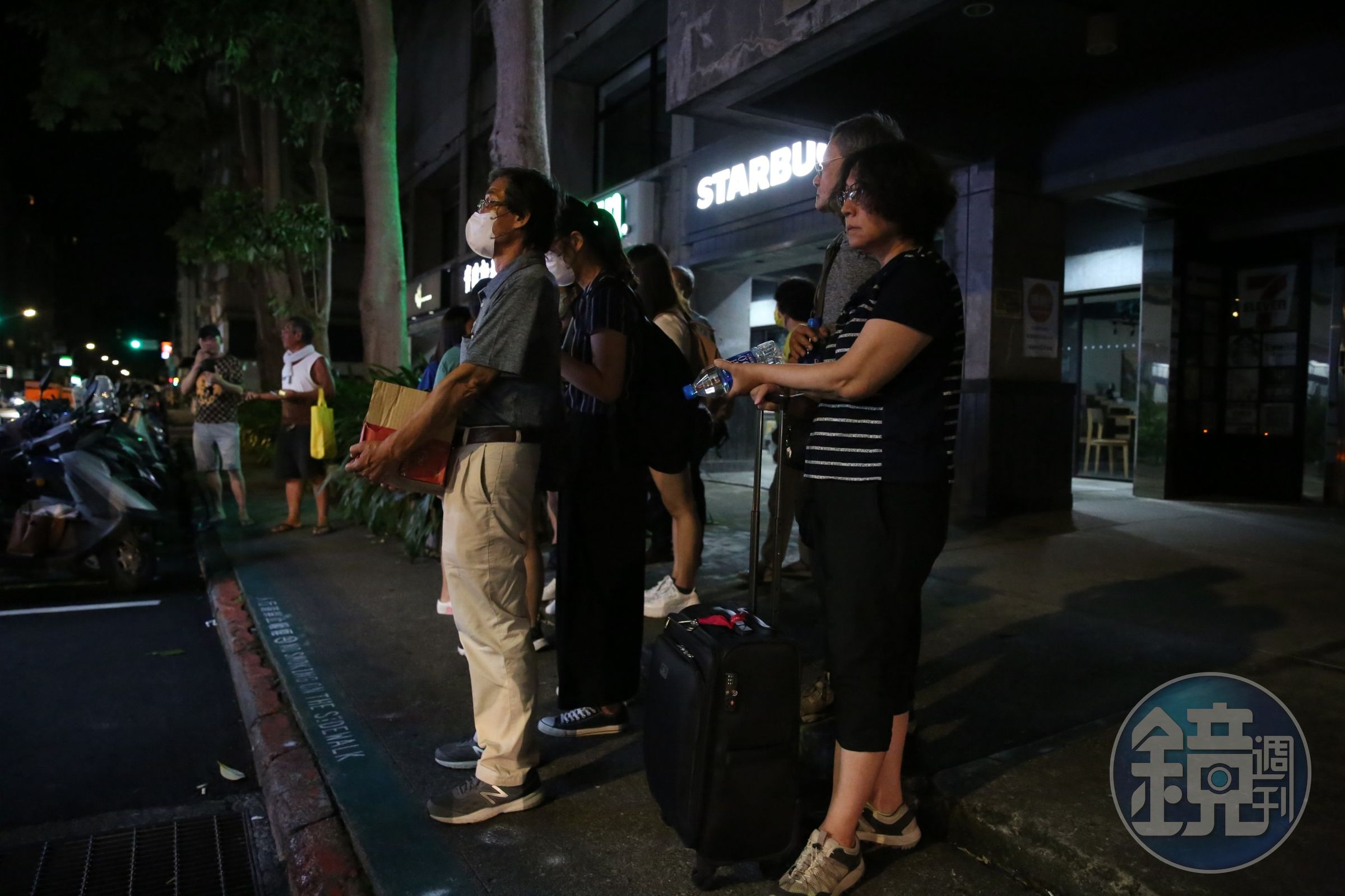 大直街民宅傾斜,受害民眾等待接駁車到旅館安置。