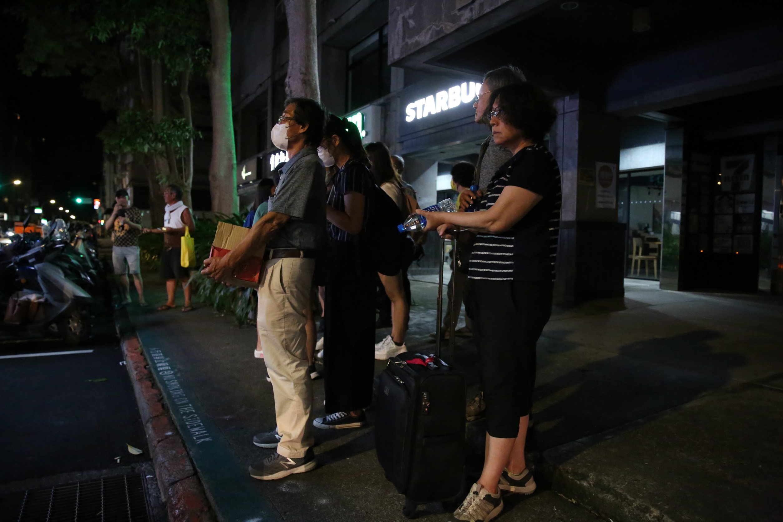 大直街民宅傾斜，受害民眾等待接駁車到旅館安置。