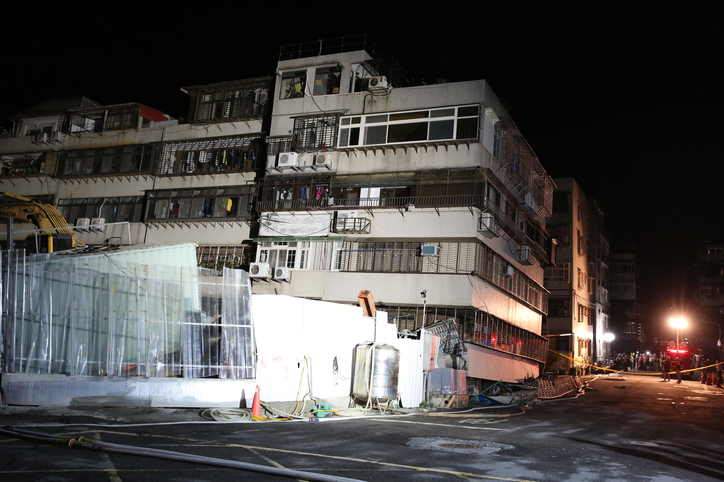 台北市中山區大直街巷弄大樓疑因周邊建案開挖而傾斜。