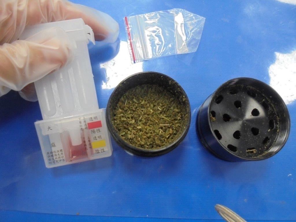 警方查扣大麻菸草、大麻菸彈。(警方提供)