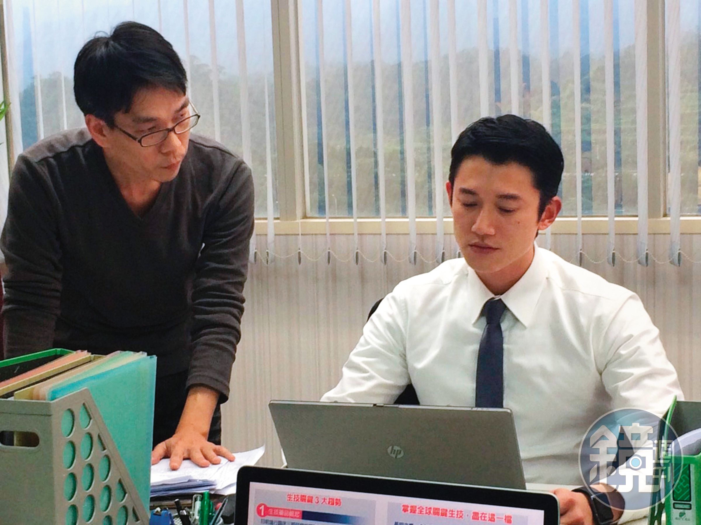 導演詹大為（左）2016年製作《CODE浮士德遊戲》預算有限，吳慷仁看完劇本後立刻決定支持參與。（集合電影提供）