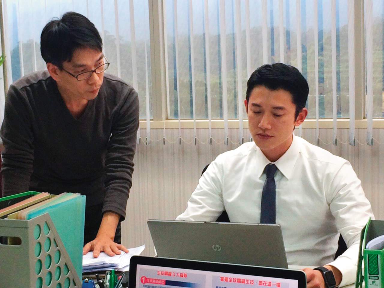 導演詹大為（左）2016年製作《CODE浮士德遊戲》預算有限，吳慷仁看完劇本後立刻決定支持參與。（集合電影提供）