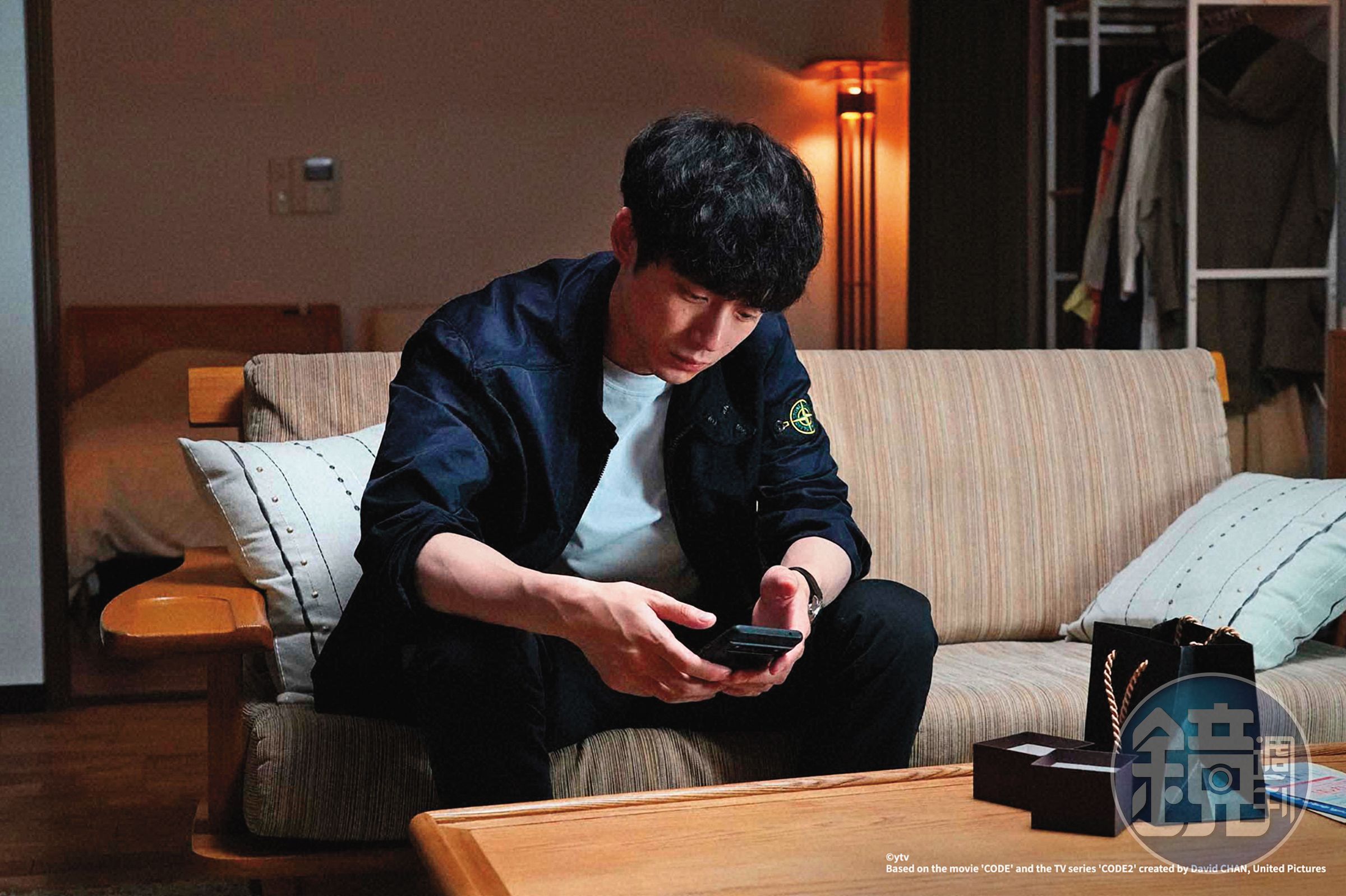 坂口健太郎在日劇《CODE—願望的代價》飾演刑警，為尋找女友死因利用許願App「CODE」而展開追查。（原創娛樂提供）