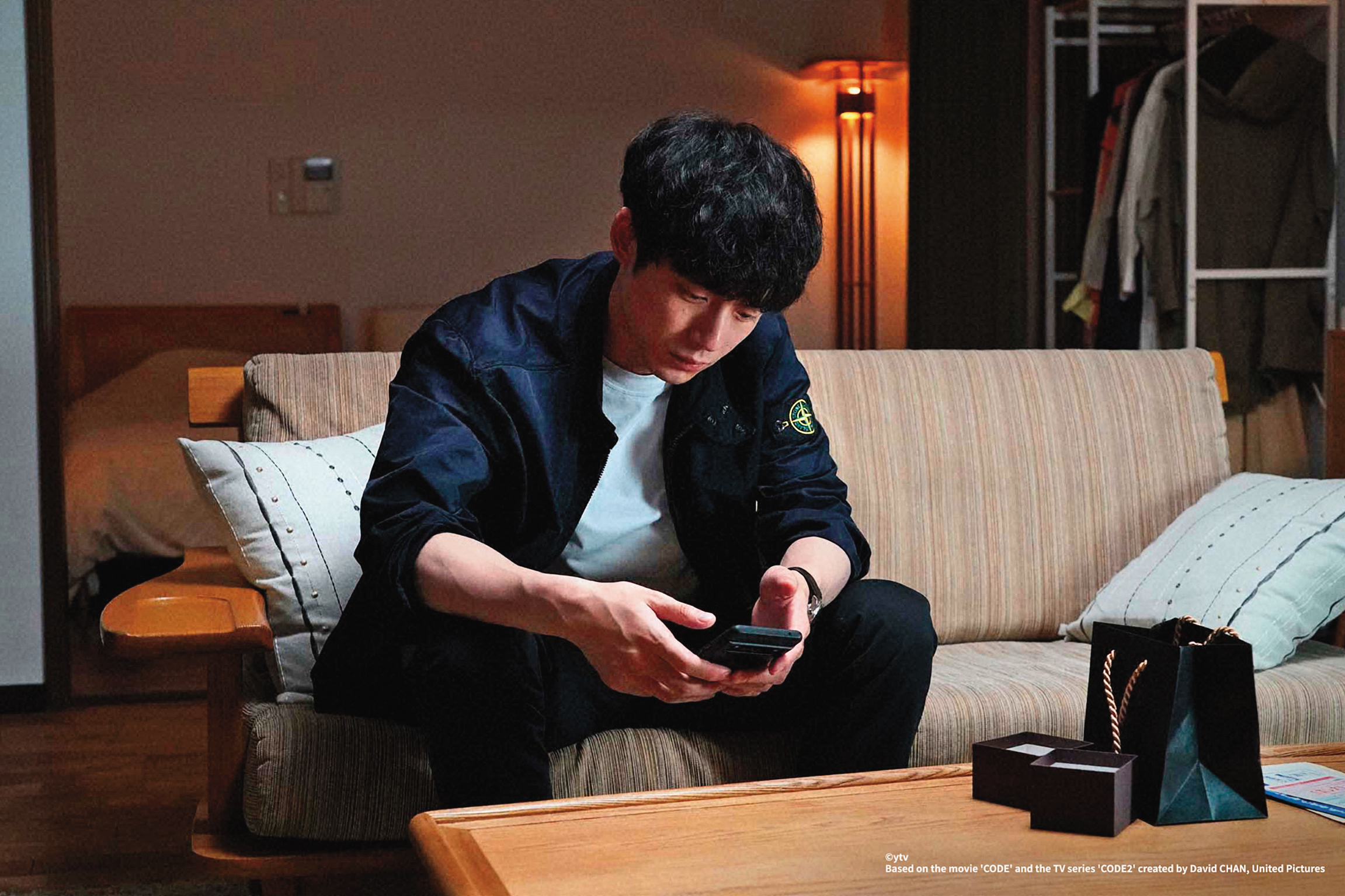 坂口健太郎在日劇《CODE—願望的代價》飾演刑警，為尋找女友死因利用許願App「CODE」而展開追查。（原創娛樂提供）