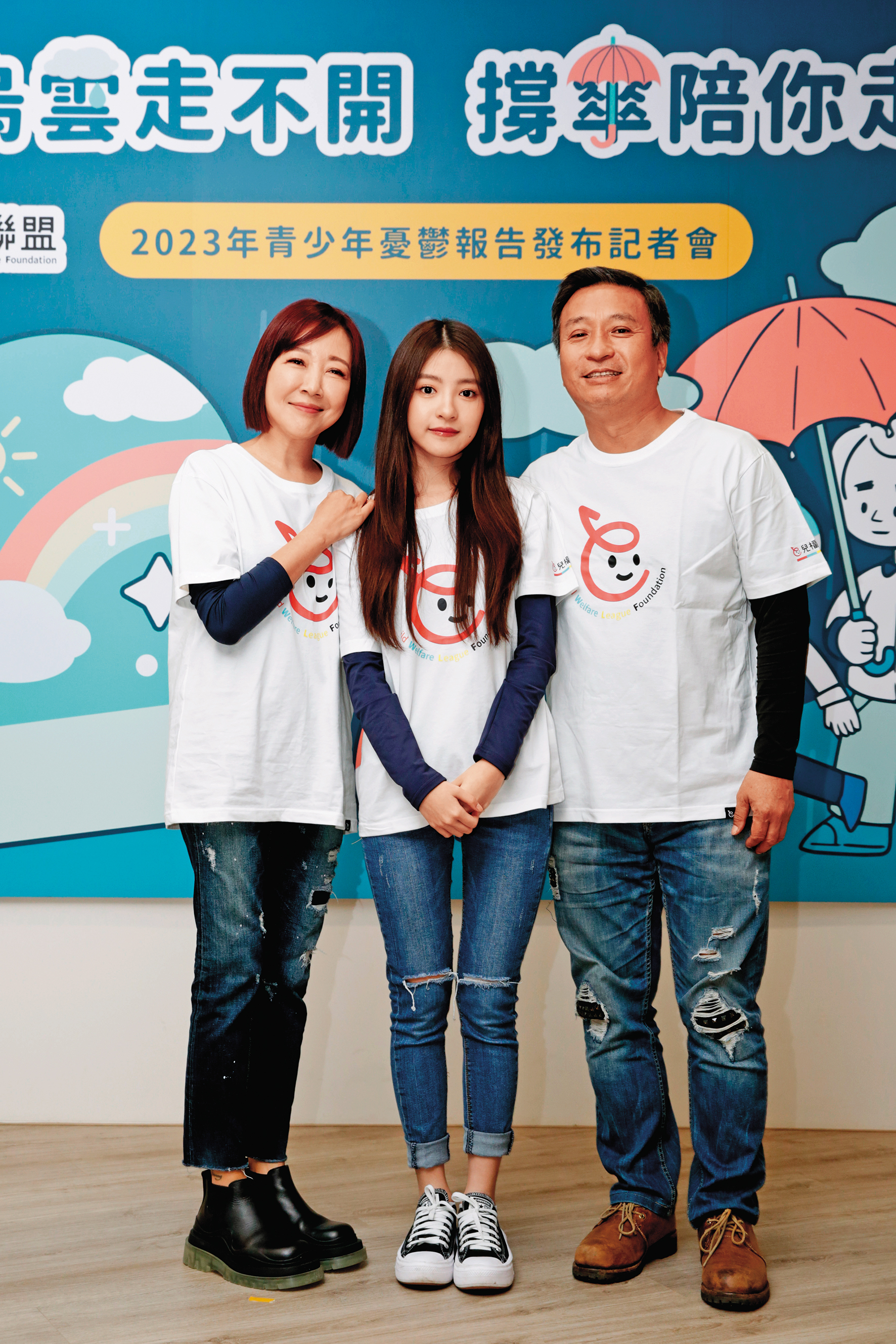 在爸爸王中平（右）與媽媽余皓然（左）支持下，韓菲勇闖歌壇。
