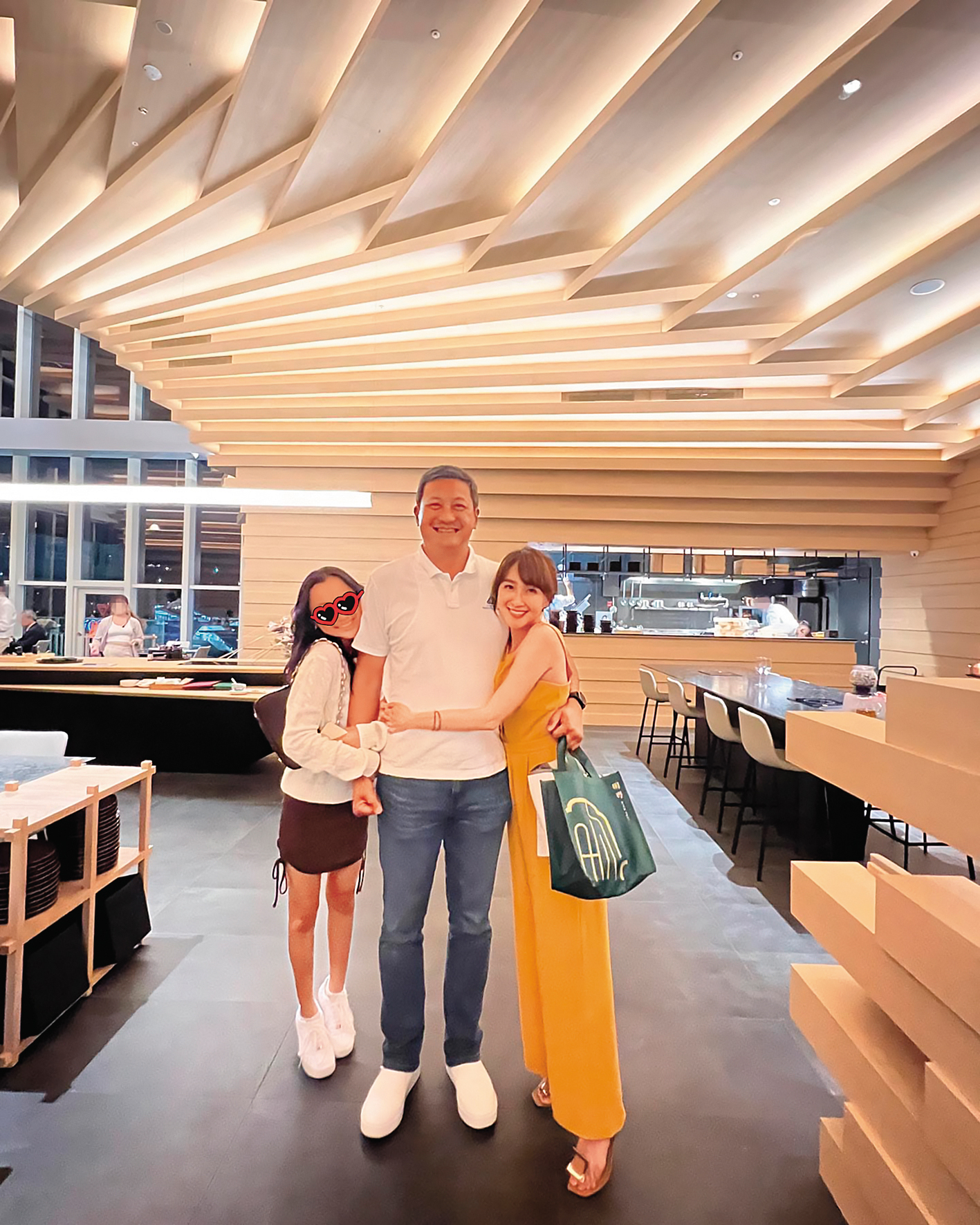 蔡逸帆（右起）跟老公結婚多年，一家三口幸福美滿。（翻攝自蔡逸帆IG）