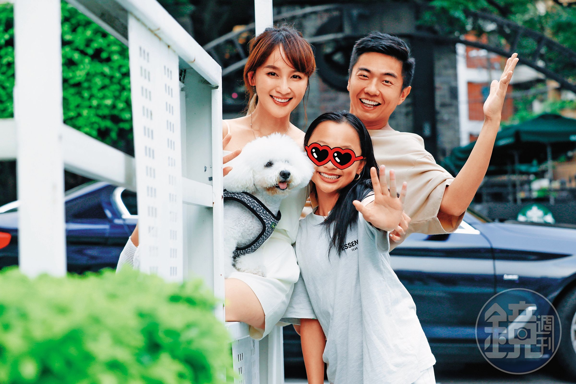 前主播蔡逸帆(左起)帶著比熊犬比比及女兒向熊爸討教狗狗的行為問題。