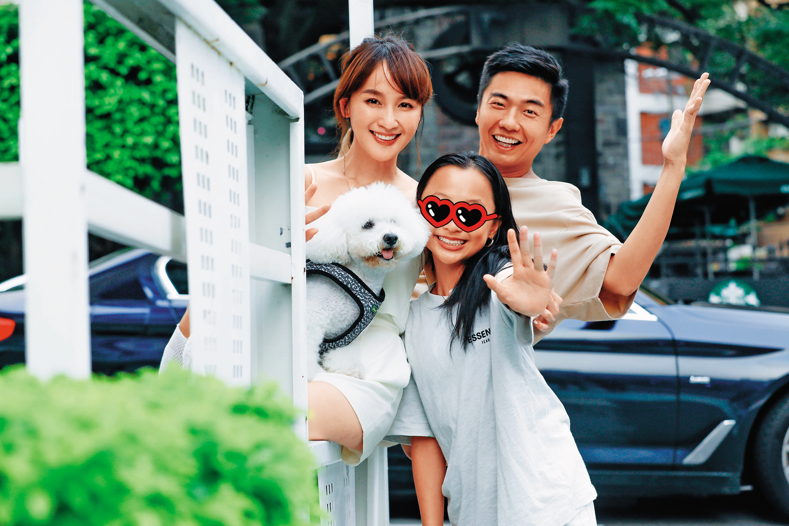 前主播蔡逸帆（左起）帶著比熊犬比比及女兒向熊爸討教狗狗的行為問題。