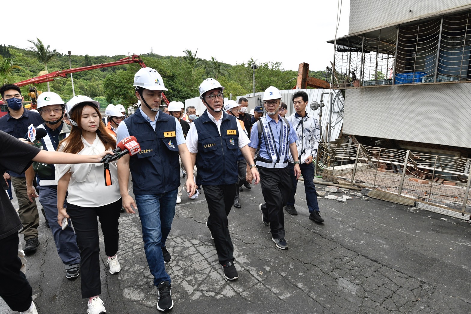 台北市長蔣萬安率官員前往出事工地。