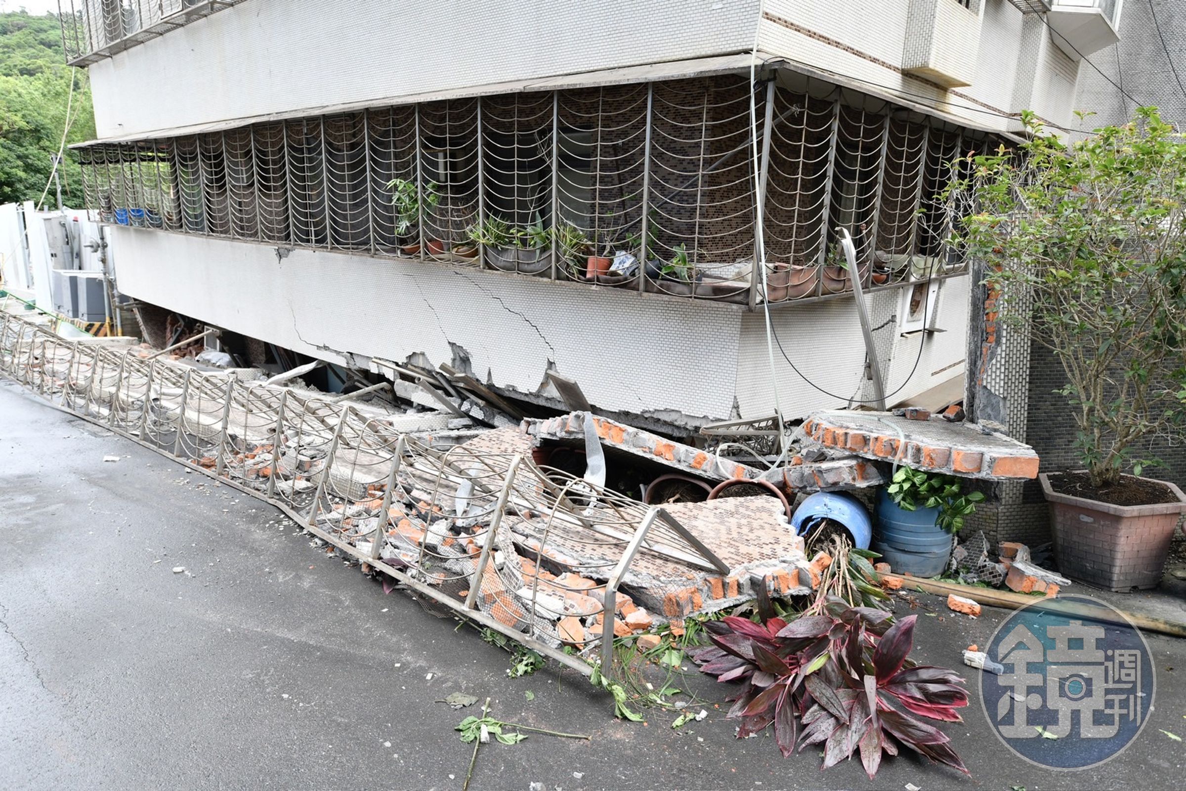 大直街民宅一樓瞬間變地下室。
