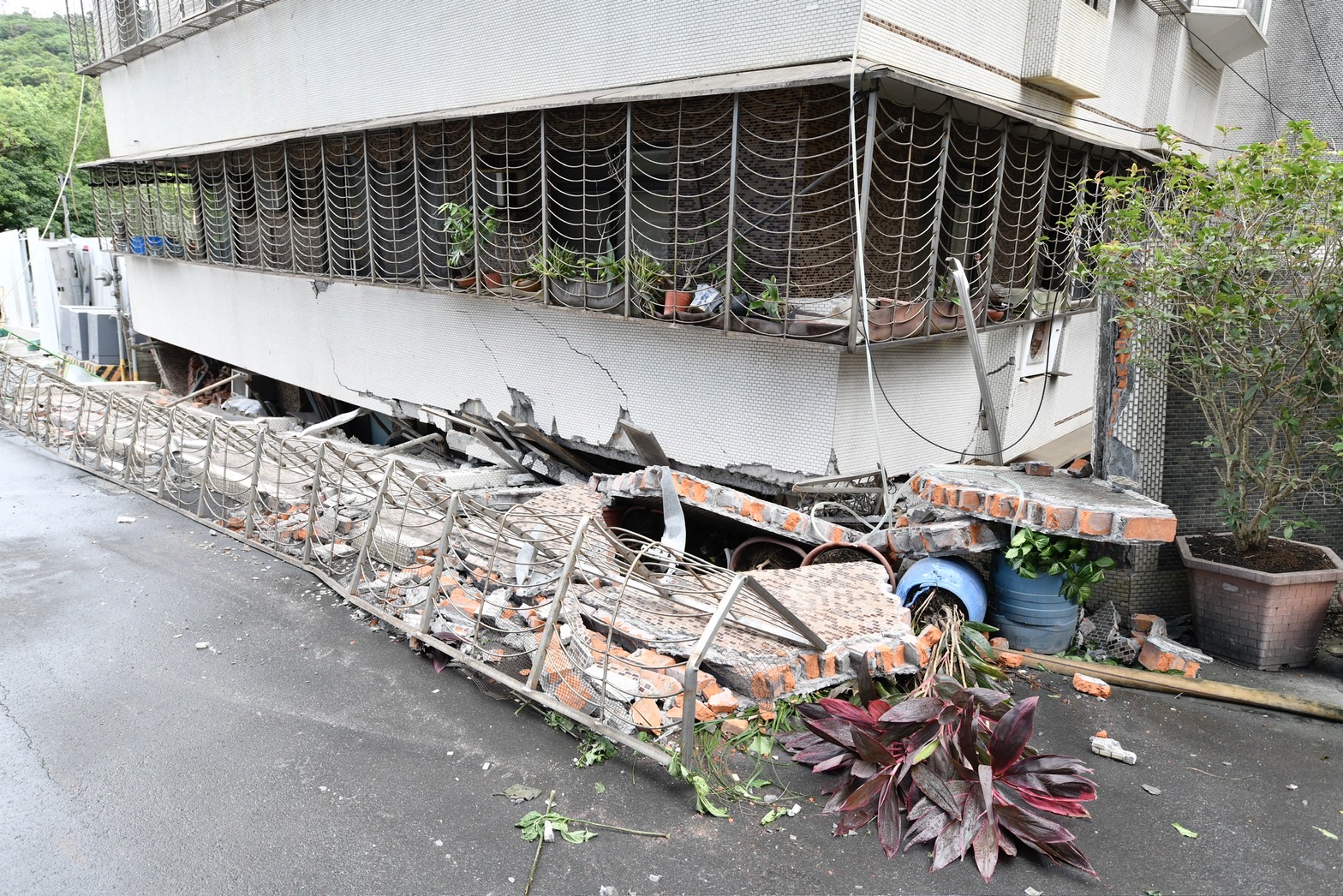 大直街民宅一樓瞬間變地下室。