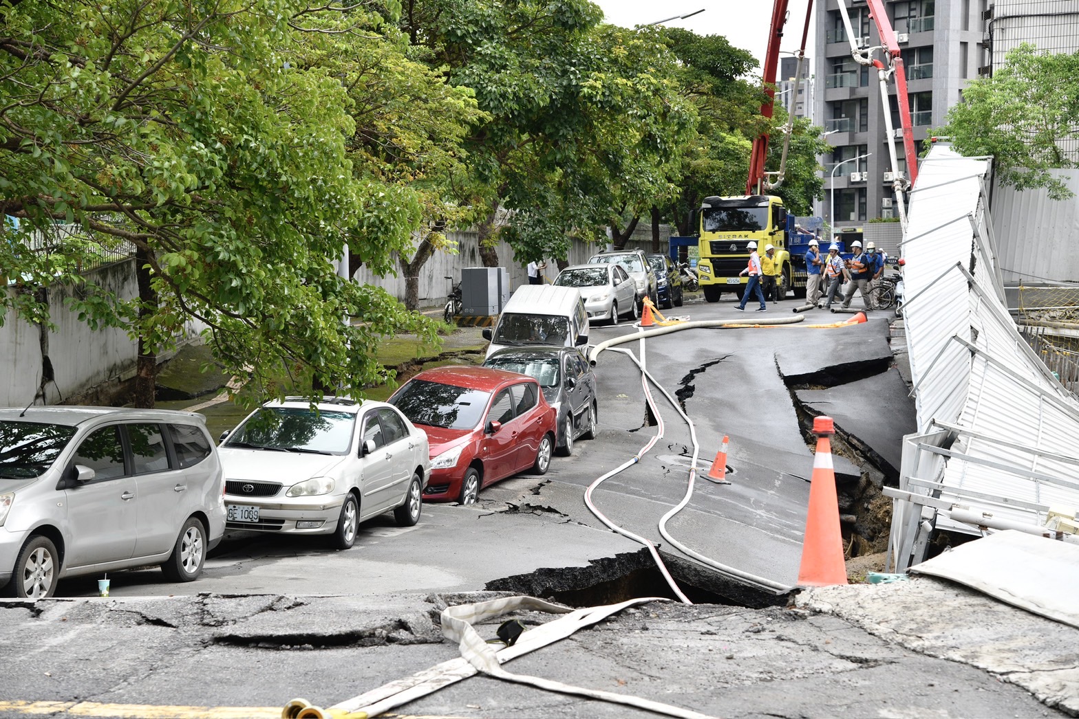 附近道路全部禢陷。