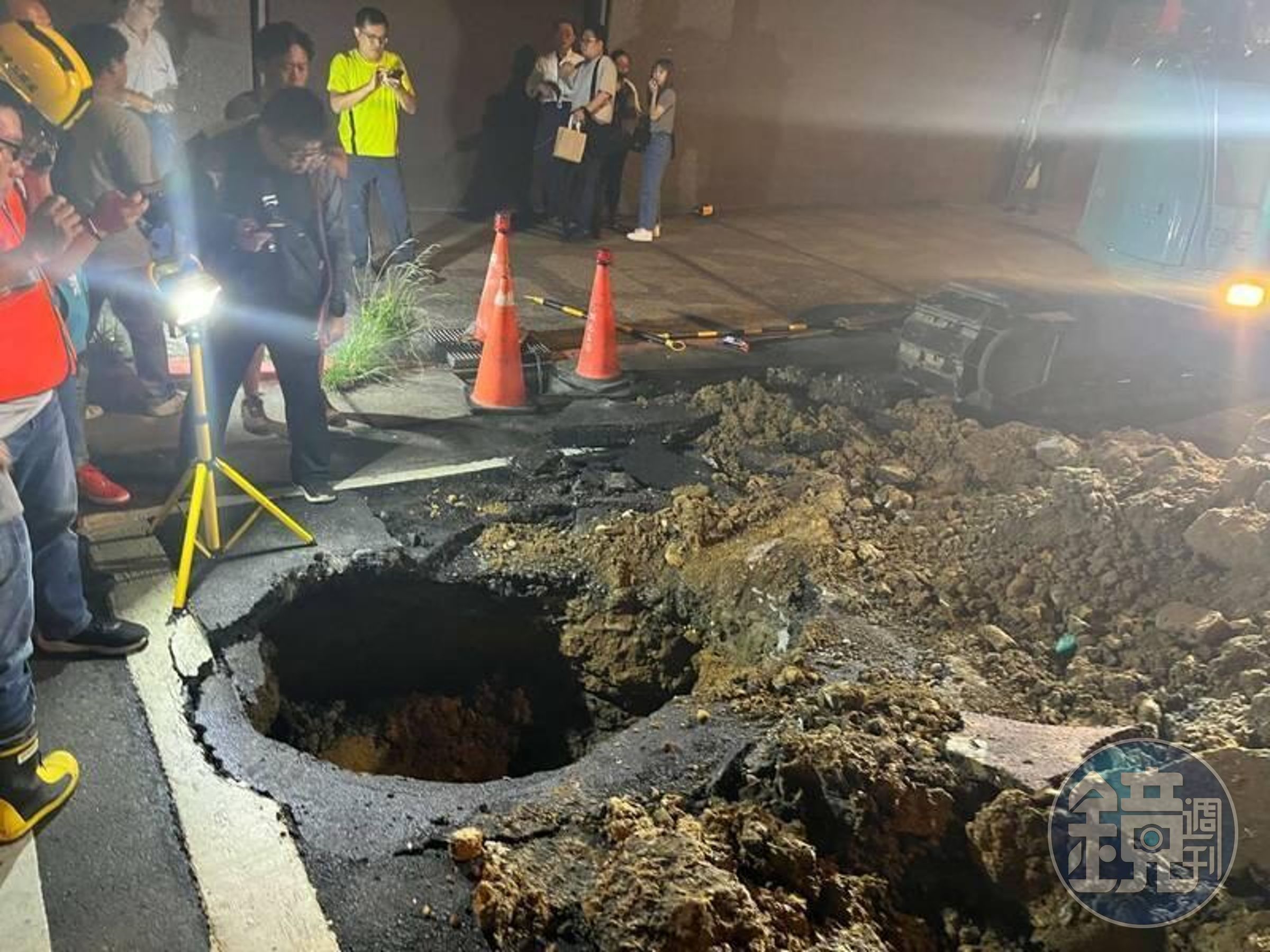 南港路3段附近出現「天坑」。(台北市政府提供)