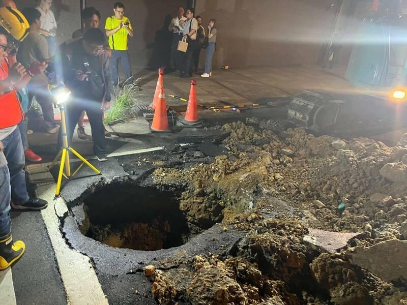 南港路3段附近出現「天坑」。（台北市政府提供）