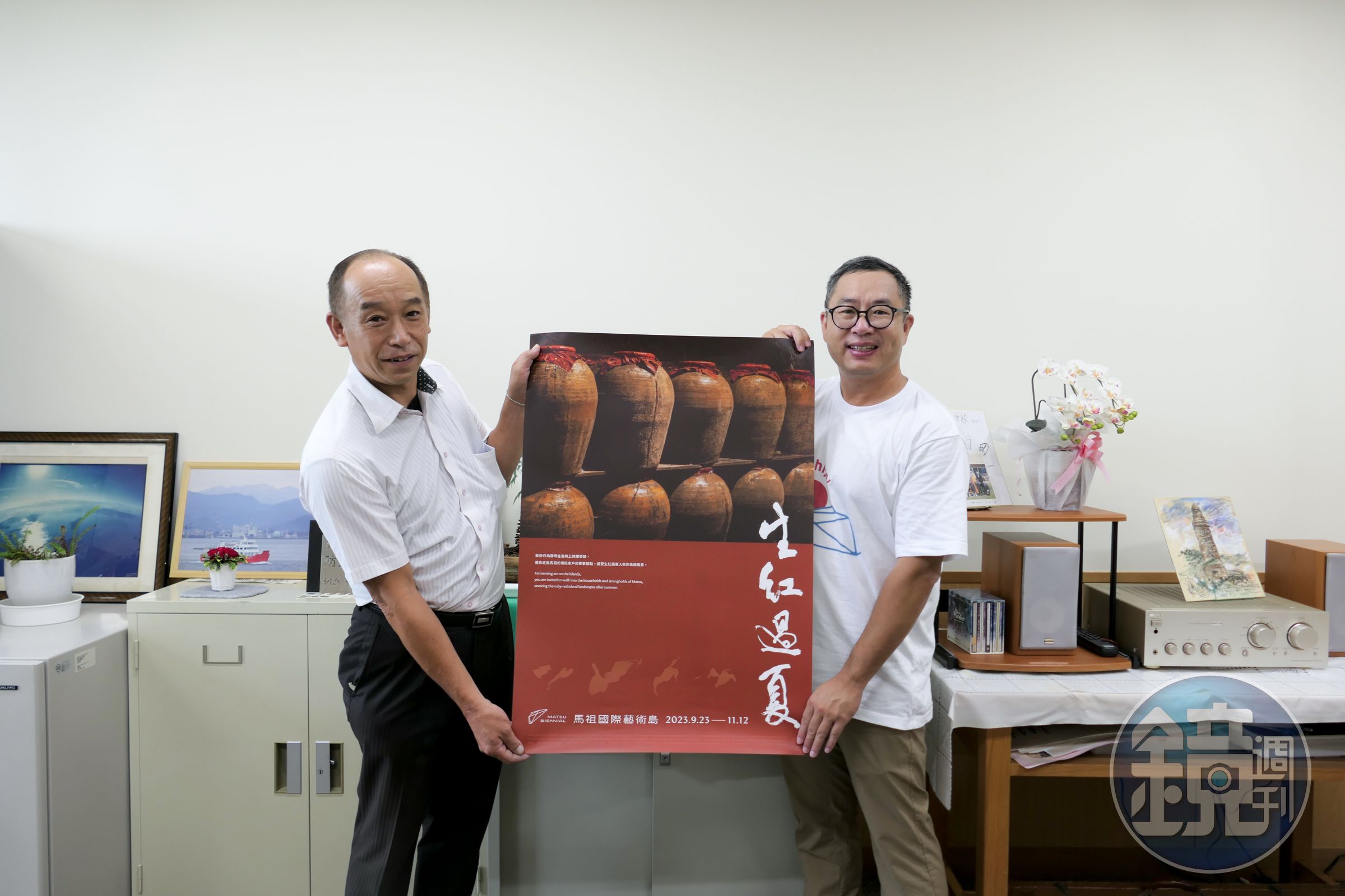 高松市立男木小中學校校長井村新一（左）與馬祖國際藝術島總策劃吳漢中（右）。（文總提供）