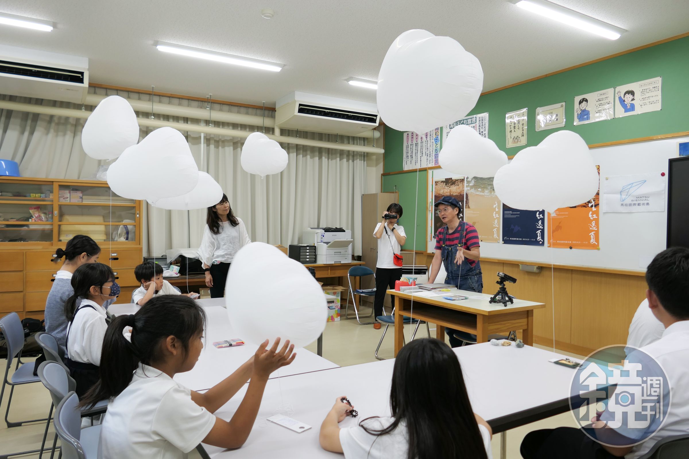 日本藝術家高橋匡太與參加工作坊的學生們。（文總提供）