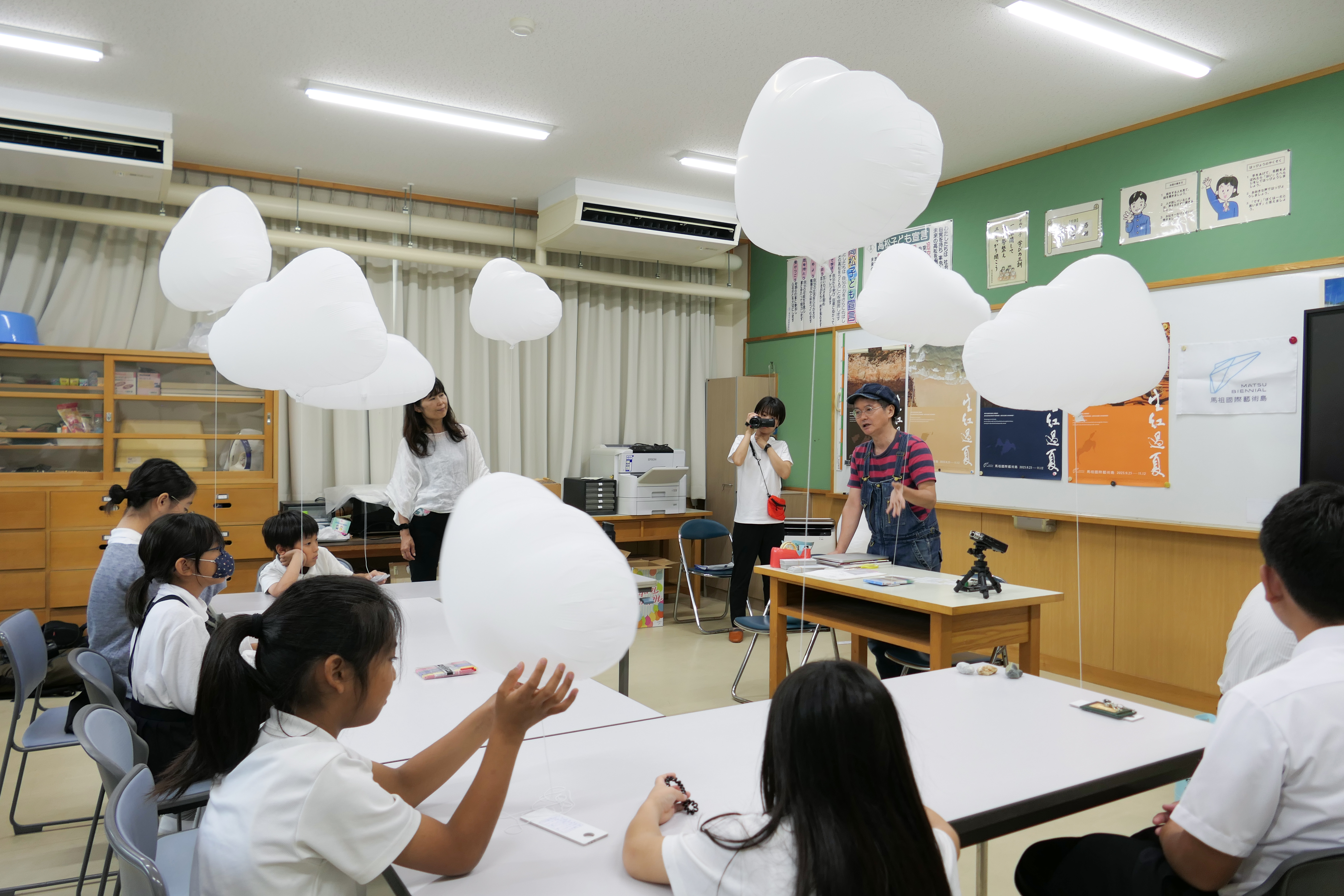 日本藝術家高橋匡太與參加工作坊的學生們。(文總提供)