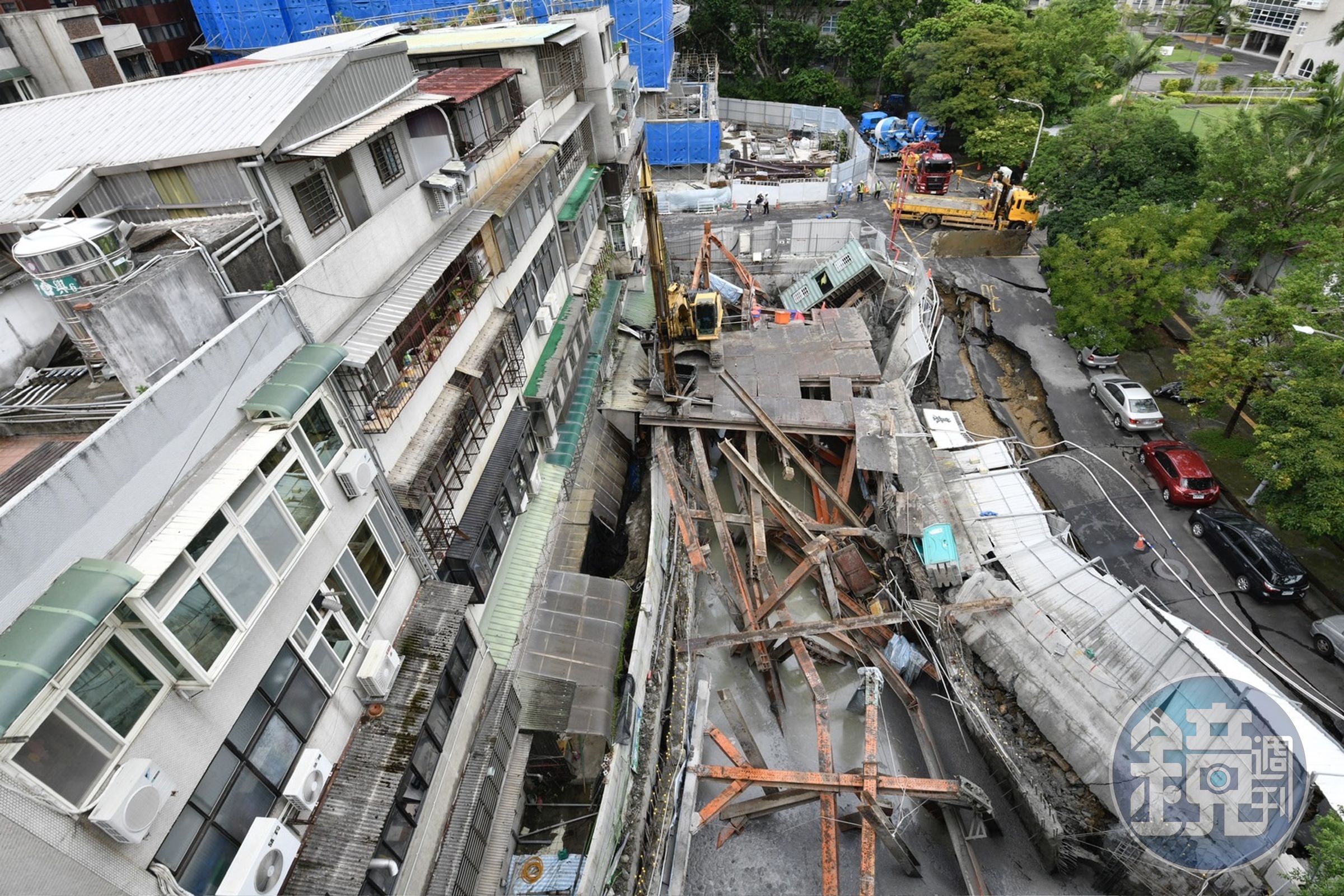 台北市中山區大直街94巷1弄昨晚發生民宅傾斜,其中1棟樓直接塌陷,原因被指是隔壁建案所致。