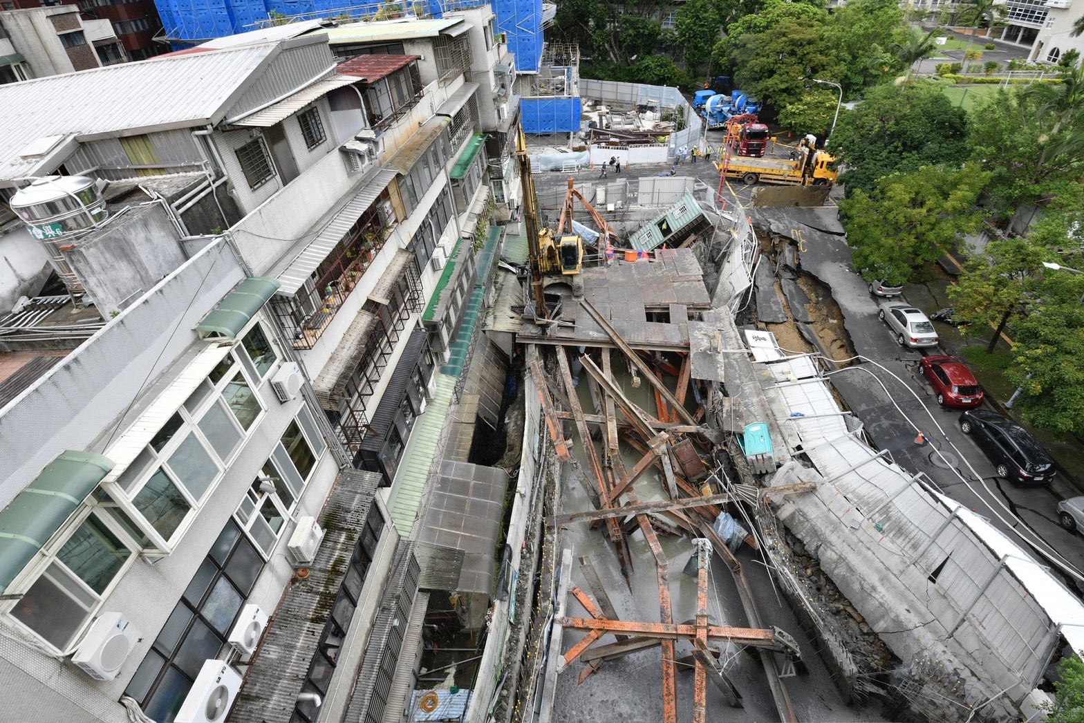 台北市中山區大直街94巷1弄昨晚發生民宅傾斜，其中1棟樓直接塌陷，原因被指是隔壁建案所致。