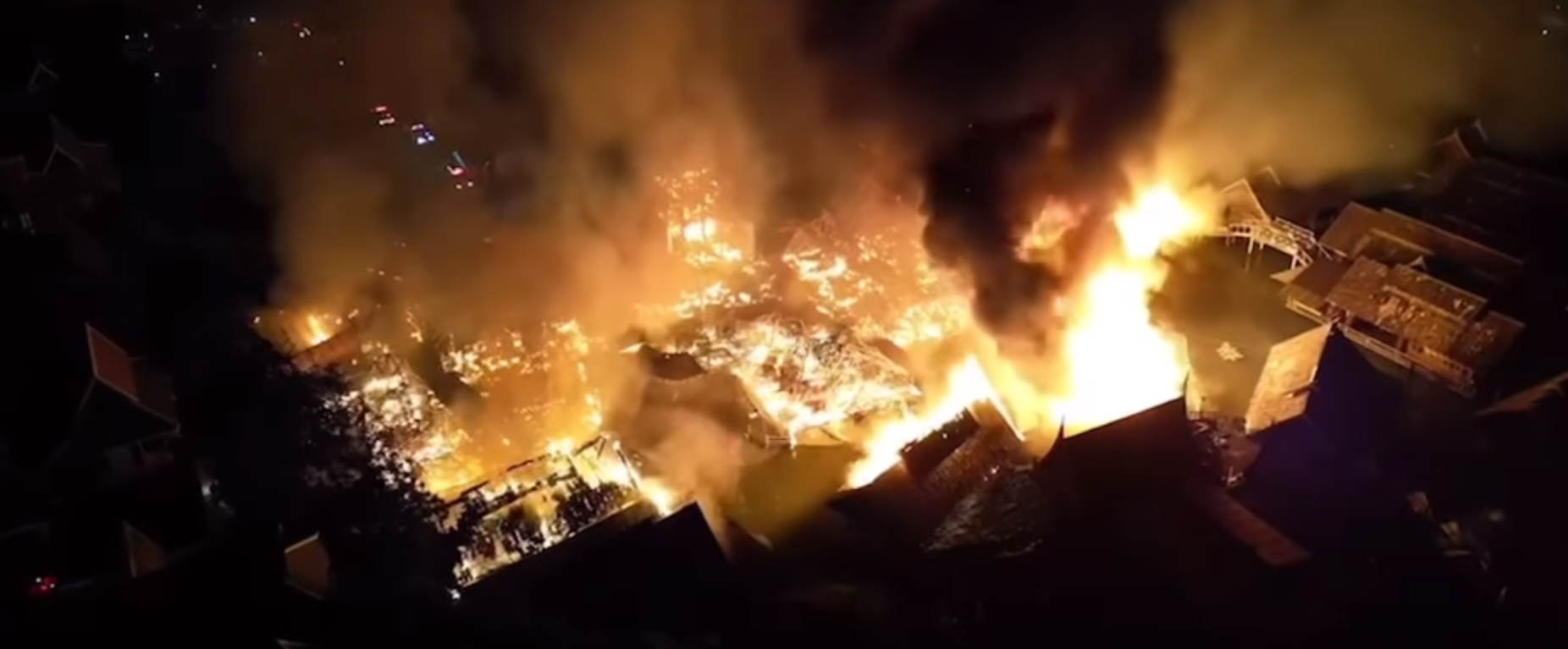 泰國芭達雅的知名觀光景點水上市場，在昨晚間傳出火災。（翻攝臉書POLICETV สถานีโทรทัศน์สำนักงานตำรวจแห่งชาติ）