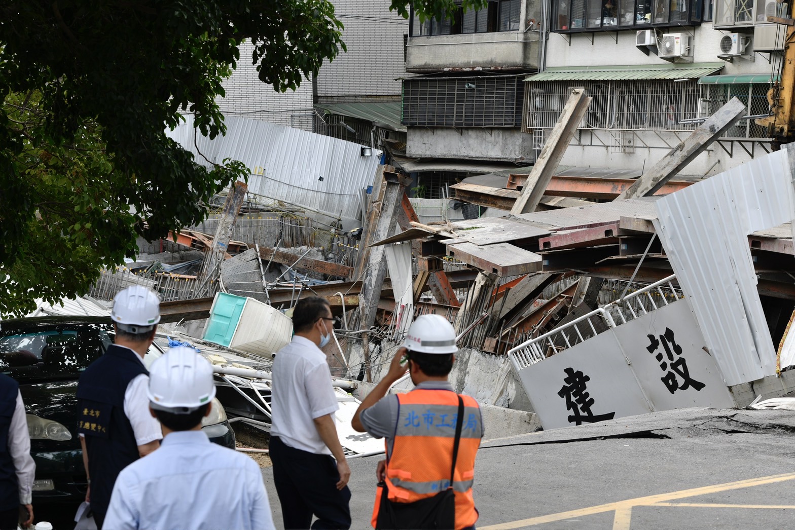 大直民宅昨晚出現倒塌意外，據了解，前立法院長王金平位於大直的住宅僅距事發現場百米。