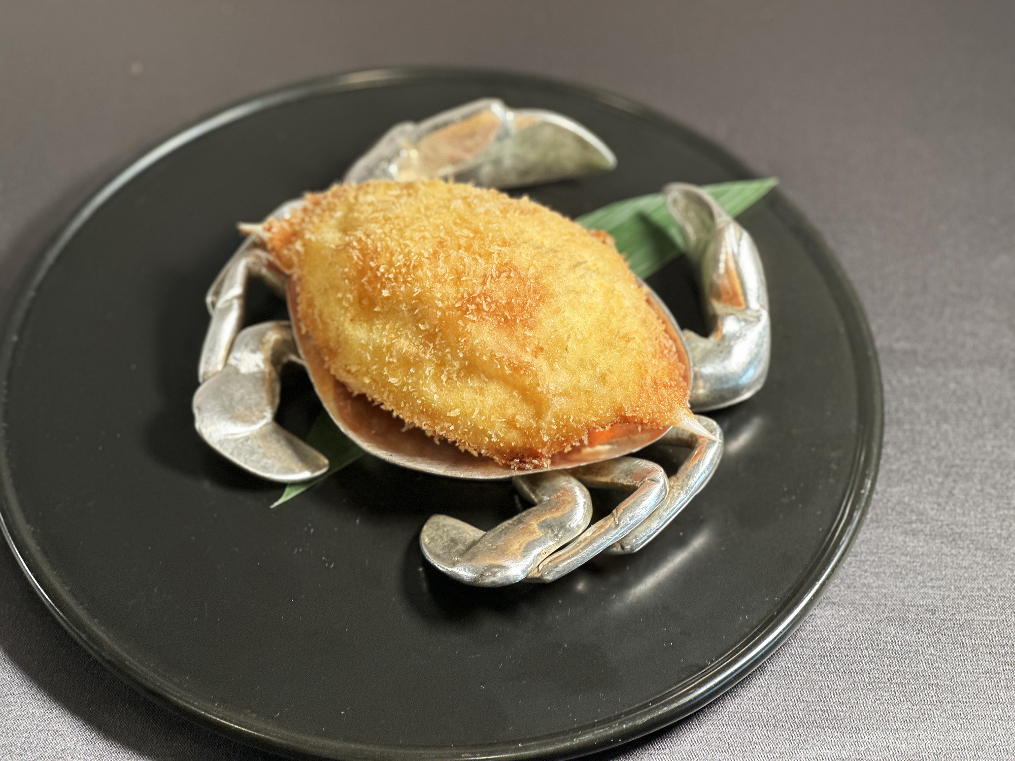 六道式套餐可加價800元，品嘗起源於1970年代的經典菜品「黃金炸釀鮮蟹蓋」。
