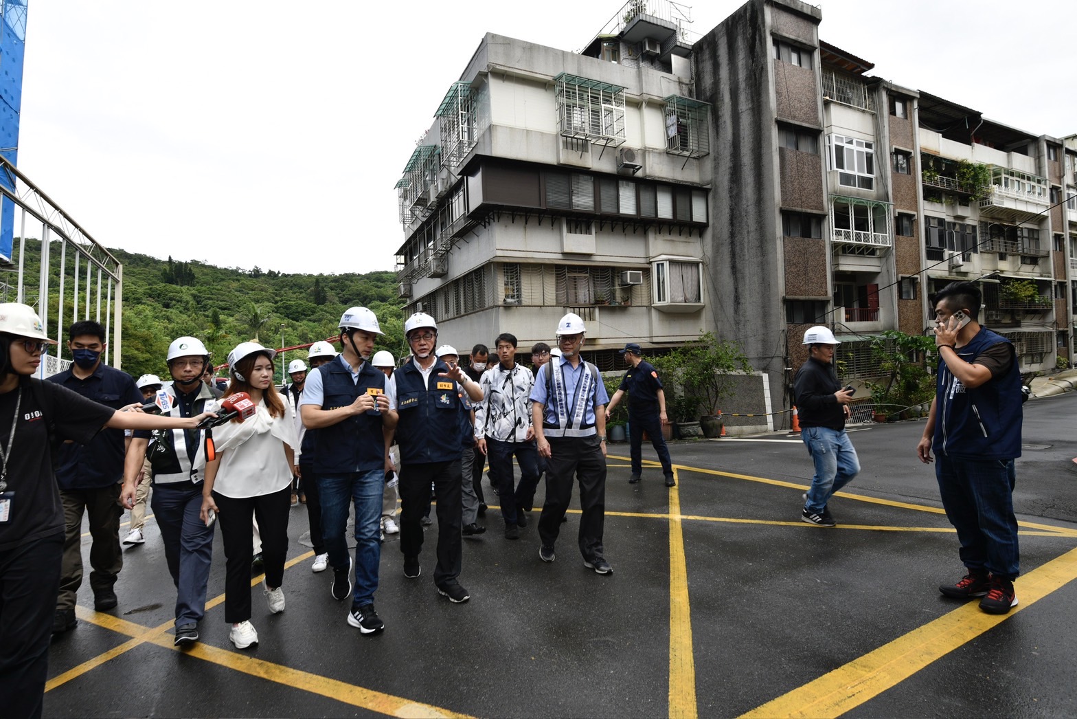 蔣萬安上午率相關局處首長至現場，表示等到安全無虞後，市府會再即刻通知住戶回到現場拿物品。