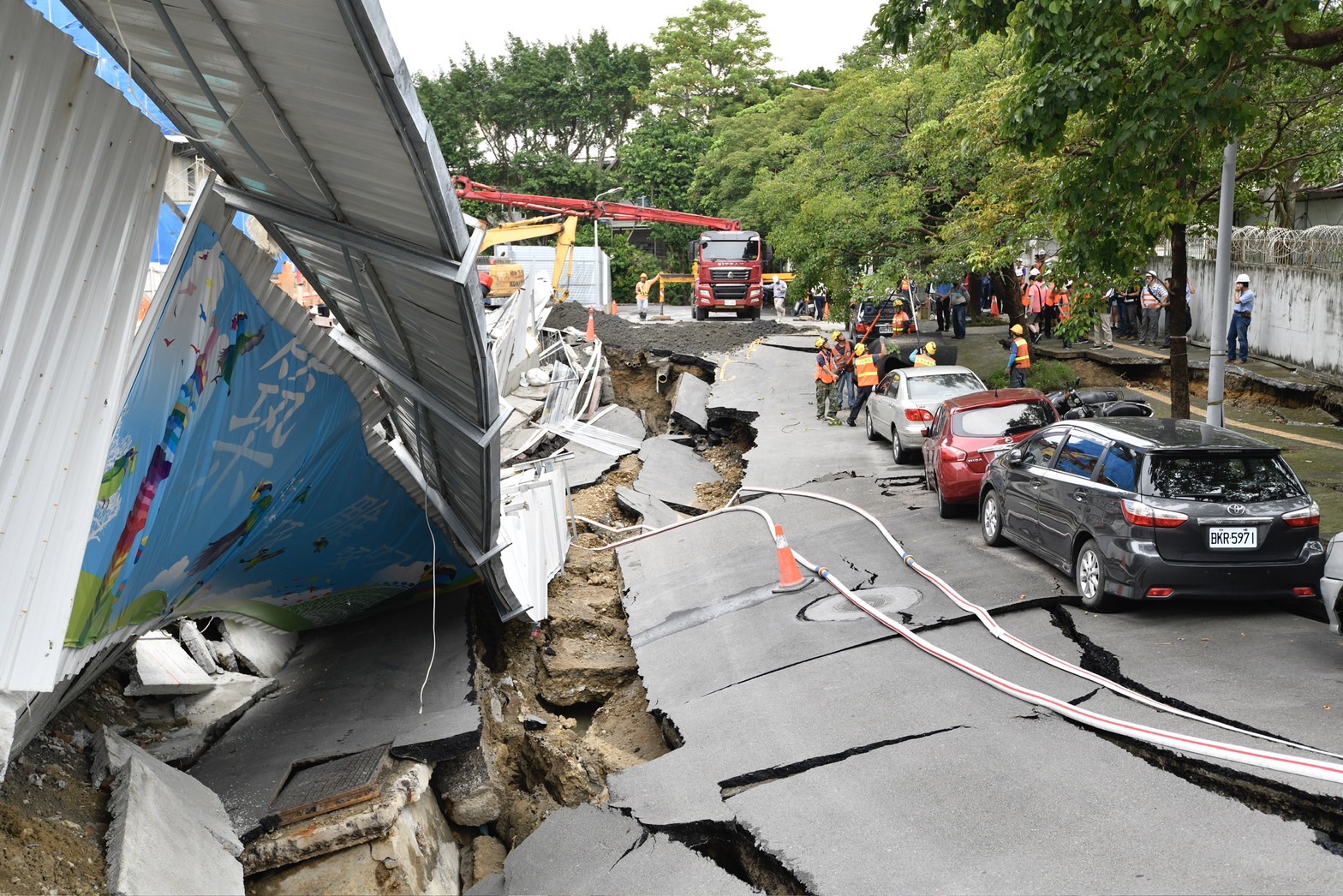 大直建案損鄰影響擴大!7建物受害,學校操場、圍牆龜裂狀況曝光。