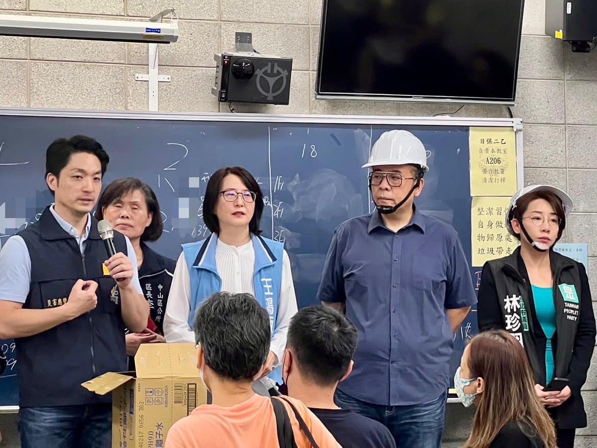 台北市長蔣萬安昨天晚上到實踐大學安撫受害住戶，立委王鴻薇也在現場。（翻攝自王鴻薇臉書）