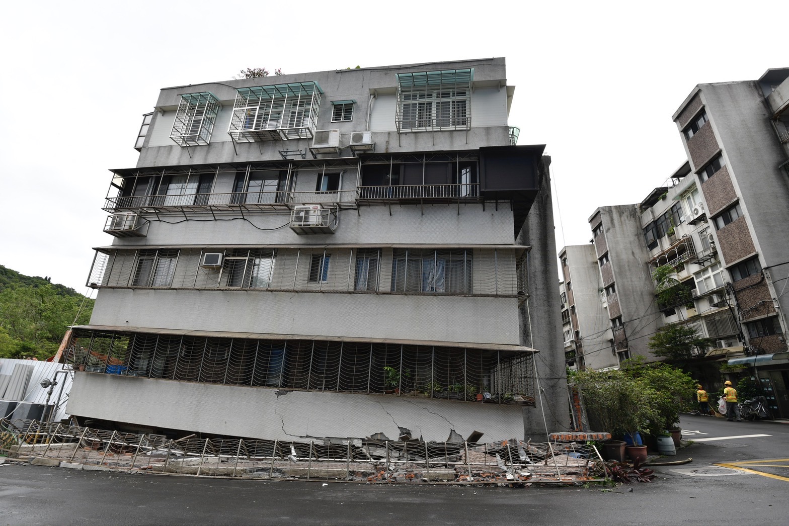 台北市中山區大直街民宅傾斜塌陷，原因是鄰近基泰建設建案施工不慎。