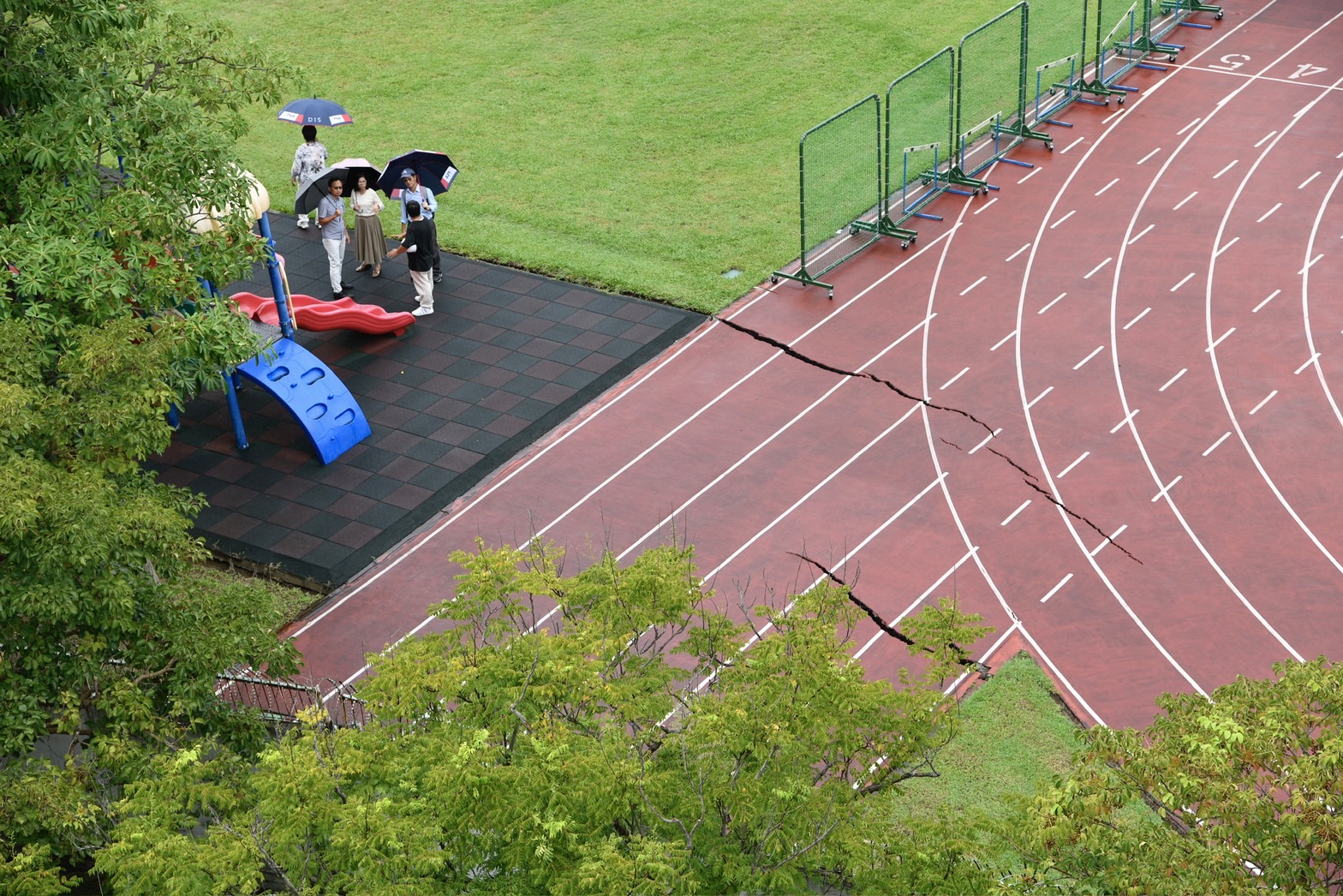 大直建案損鄰影響擴大！7建物受害，學校操場、圍牆龜裂狀況曝光。