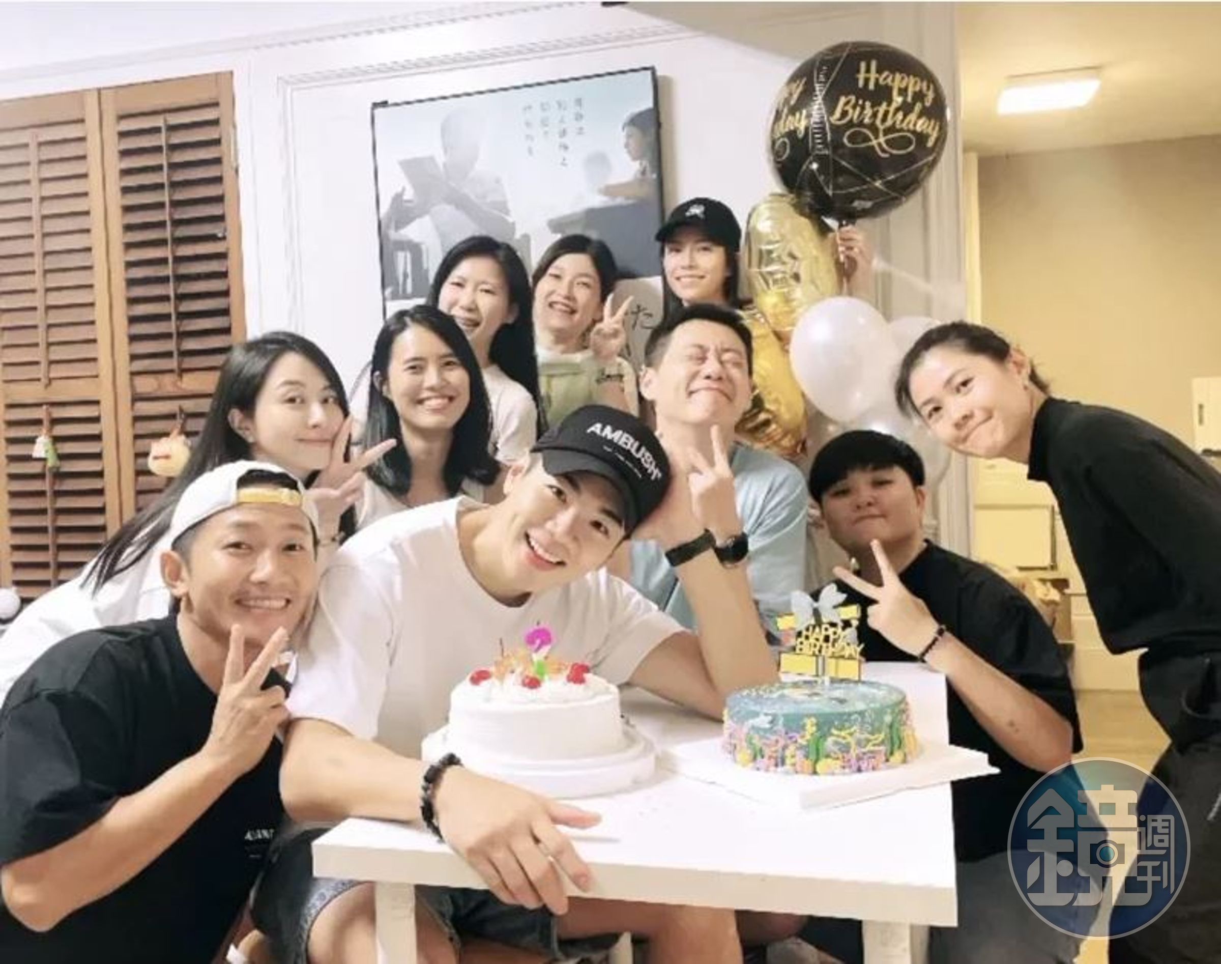 禾浩辰過生日女友（後排左一）和好友們齊聚一堂為他慶祝。（翻攝自吳品潔IG）
