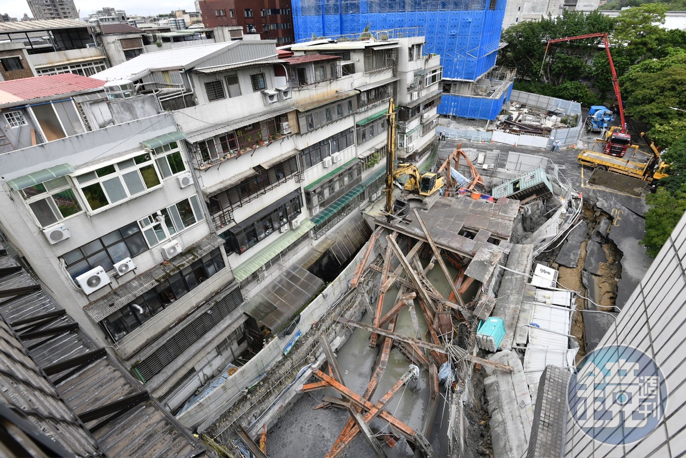 「基泰大直」建案因地下室施工不慎,導致鄰房傾斜下陷,北市議員陳怡君痛批基泰建設草菅人命。