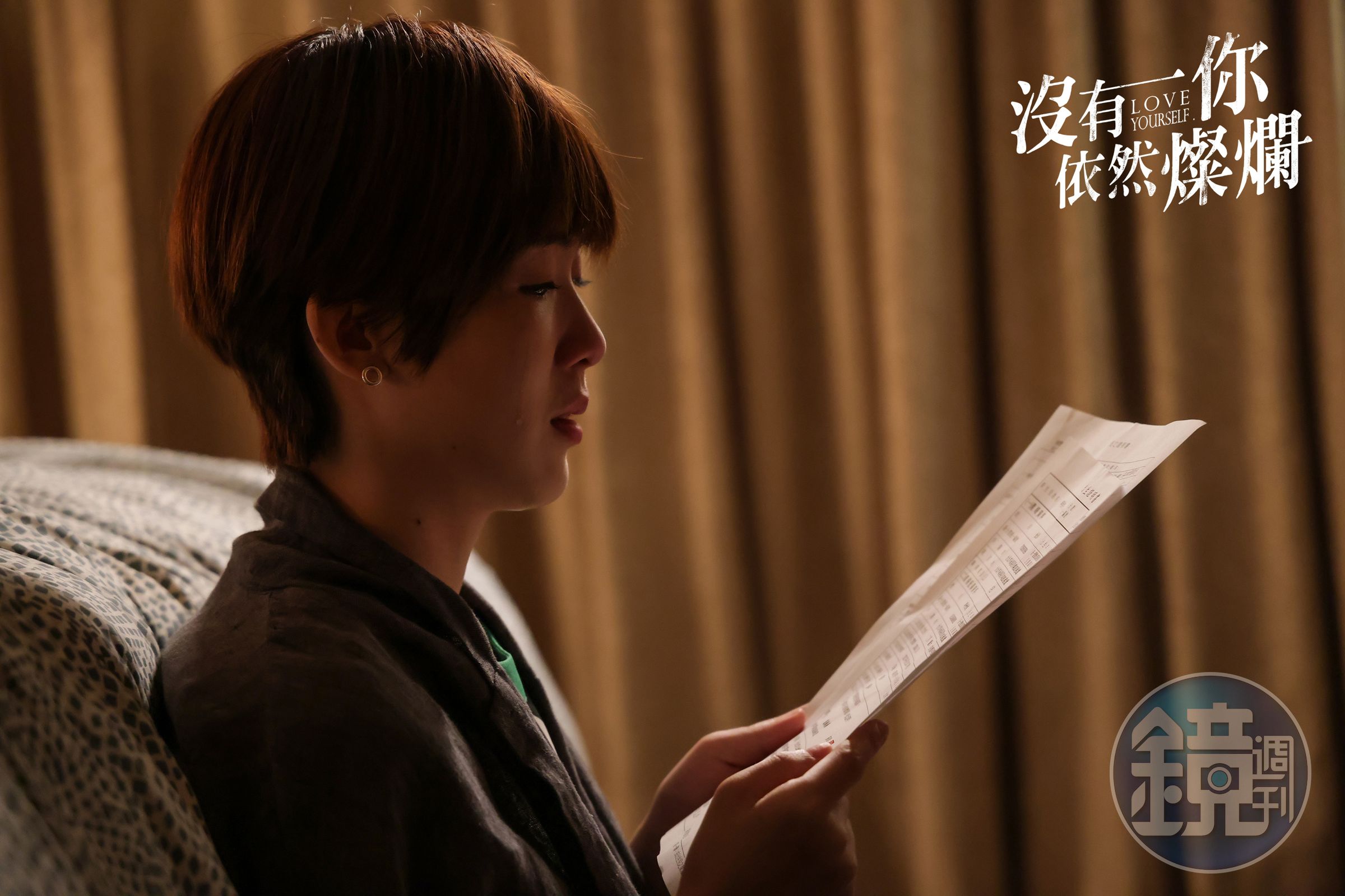劇中孫可芳看著女兒死亡證明無比痛心。（時創影業提供）