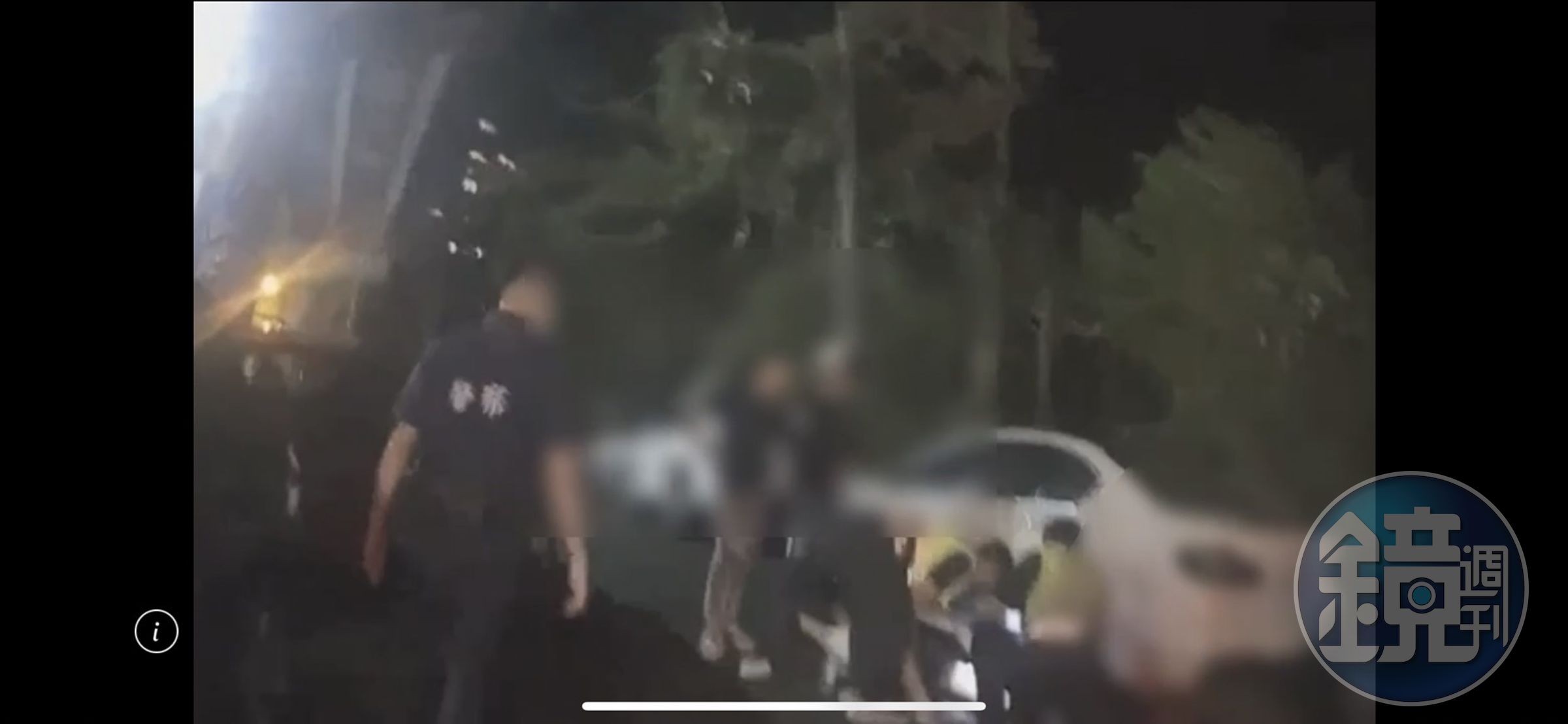 汐止警方接獲籃球場有人鬥毆，趕抵現場協助傷者送醫。（翻攝畫面）