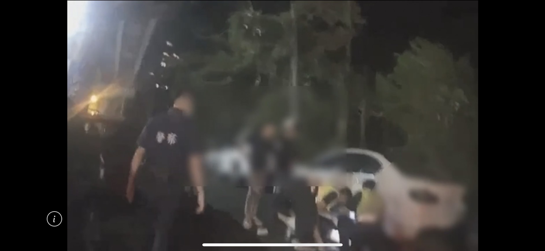 汐止警方接獲籃球場有人鬥毆，趕抵現場協助傷者送醫。（翻攝畫面）