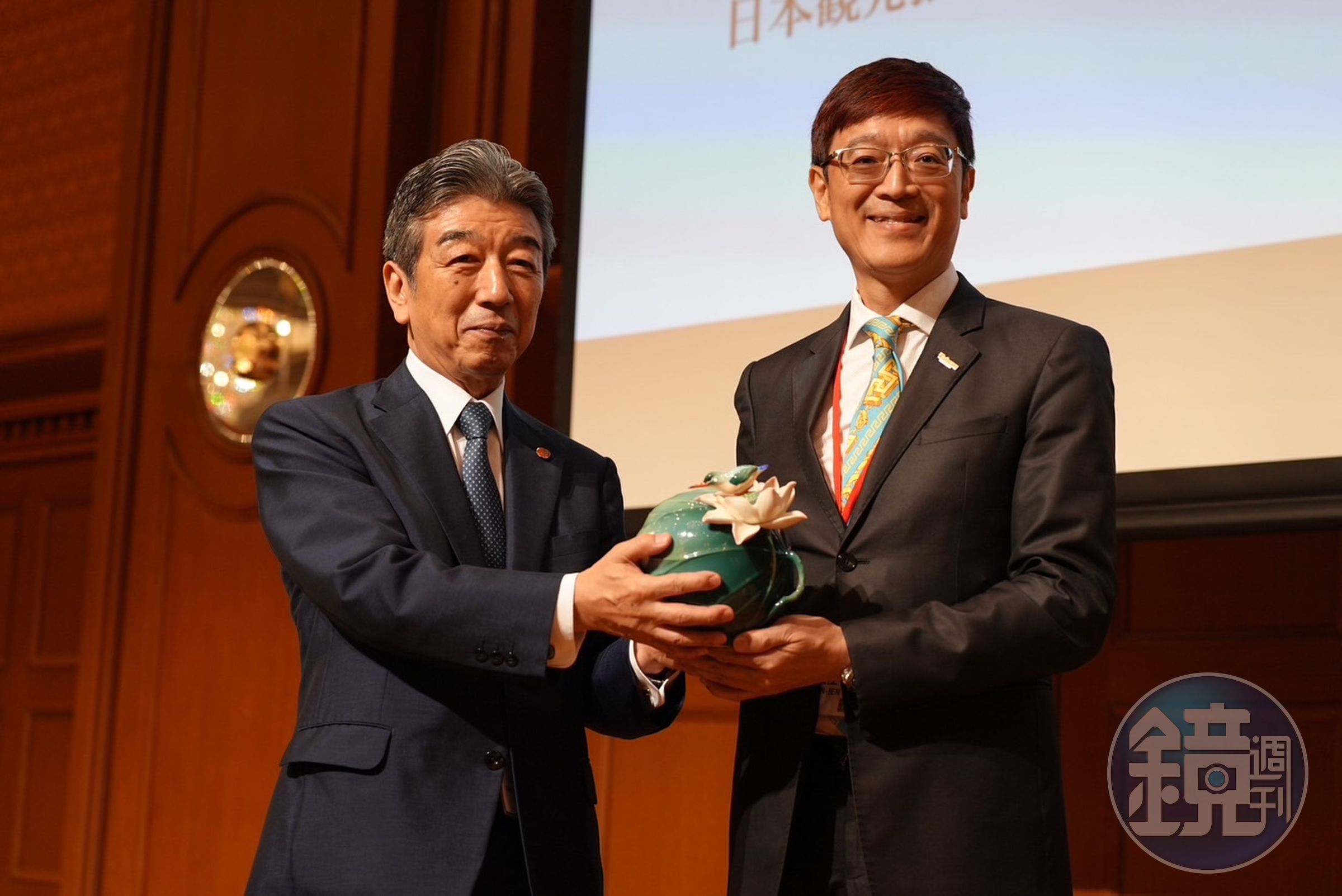 台日觀光高峰論壇8日在日本愛知縣登場,交通部觀光局副局長林信任(右)致贈紀念品給日本觀光振興協會山西健一郎會長(左)。(交通部觀光局提供)