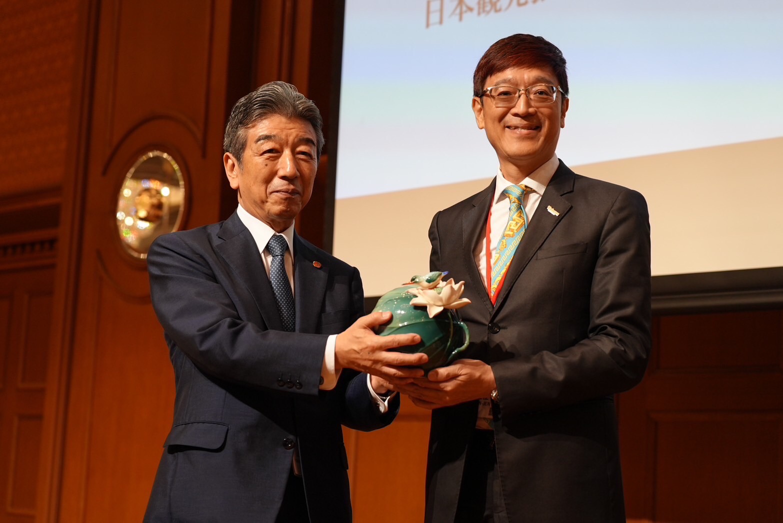 台日觀光高峰論壇8日在日本愛知縣登場，交通部觀光局副局長林信任（右）致贈紀念品給日本觀光振興協會山西健一郎會長（左）。（交通部觀光局提供）