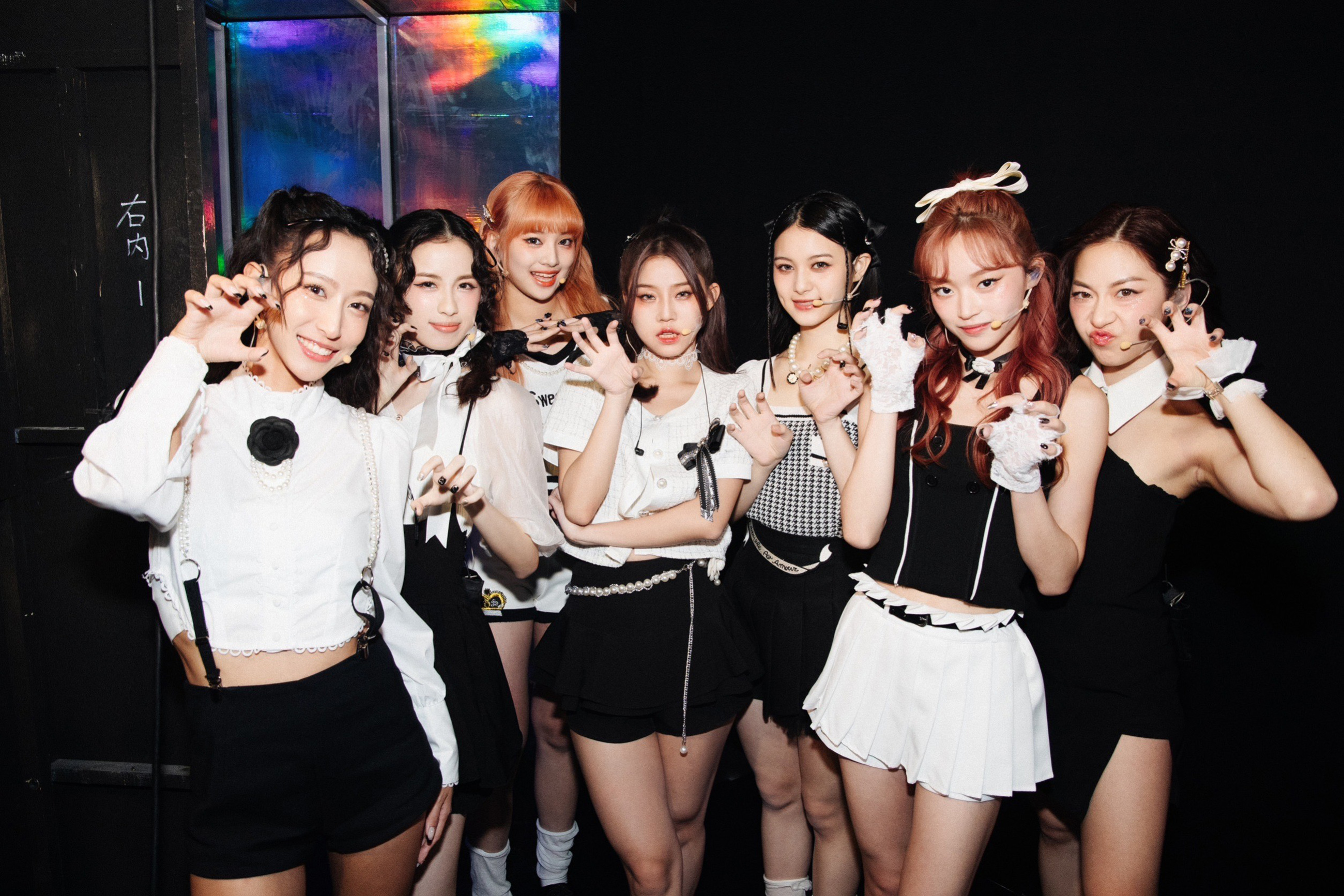 「黑曜精靈」與「幻藍小熊」結盟，本週兩隊歌唱擔當力安、Bido合體升級表演。名慧(左起)、毓、 Nico、容容、許媛媛、Emma、張瑄。（星光瑞瑞提供）