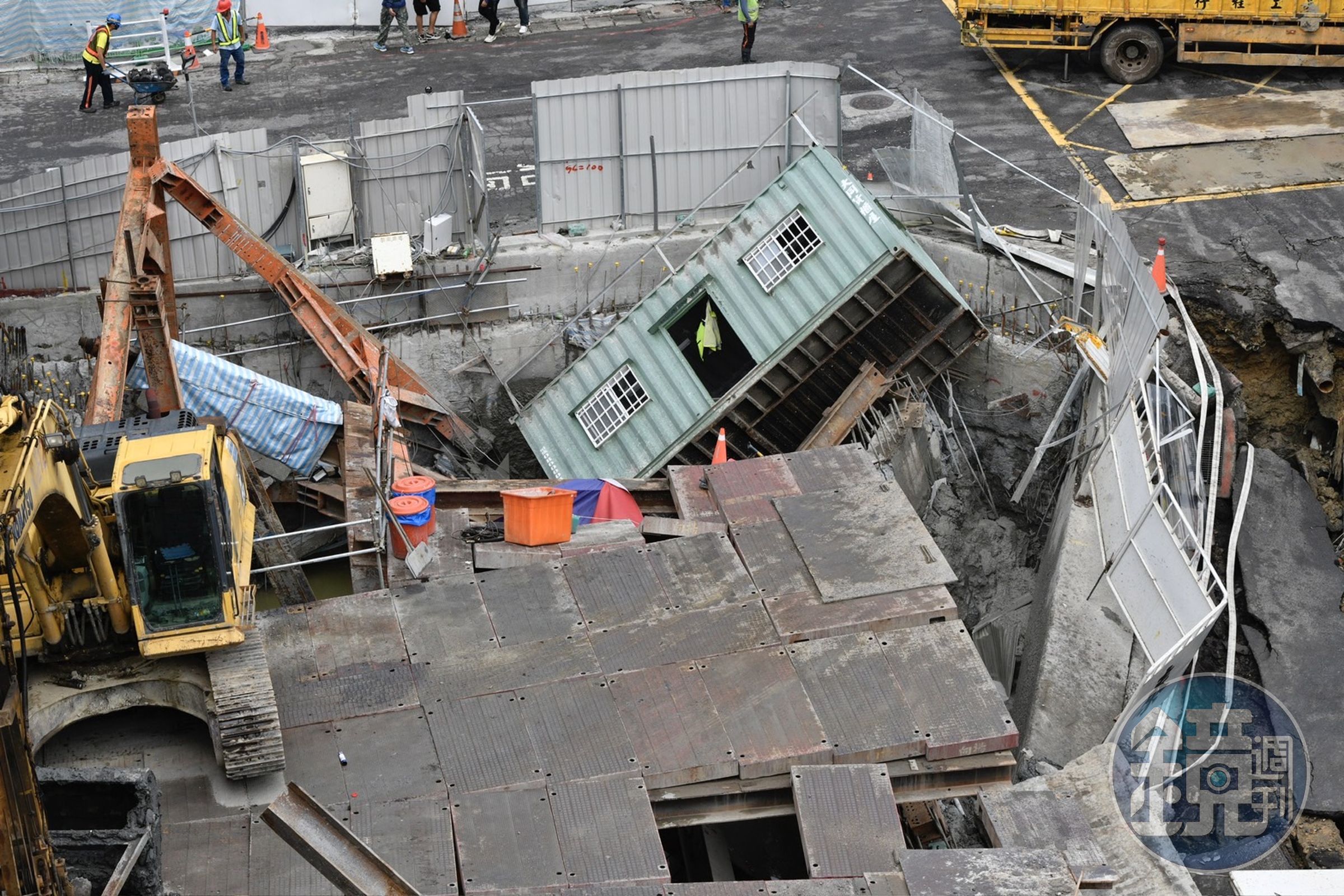 台北市大直地區昨日晚間出現民宅傾斜意外，疑似是附近的基泰建設工程釀禍。